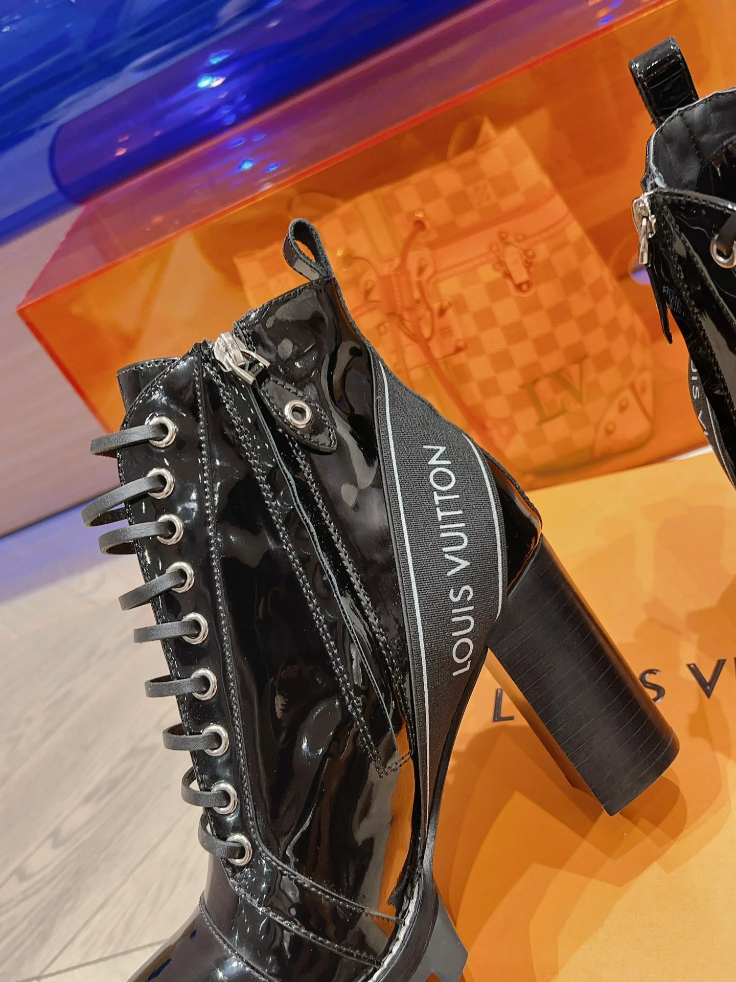 LV - Новинка сезона осень/зима 2023 - Ботильоны на высоком каблуке - Лакированная кожа, черные - Модель 2