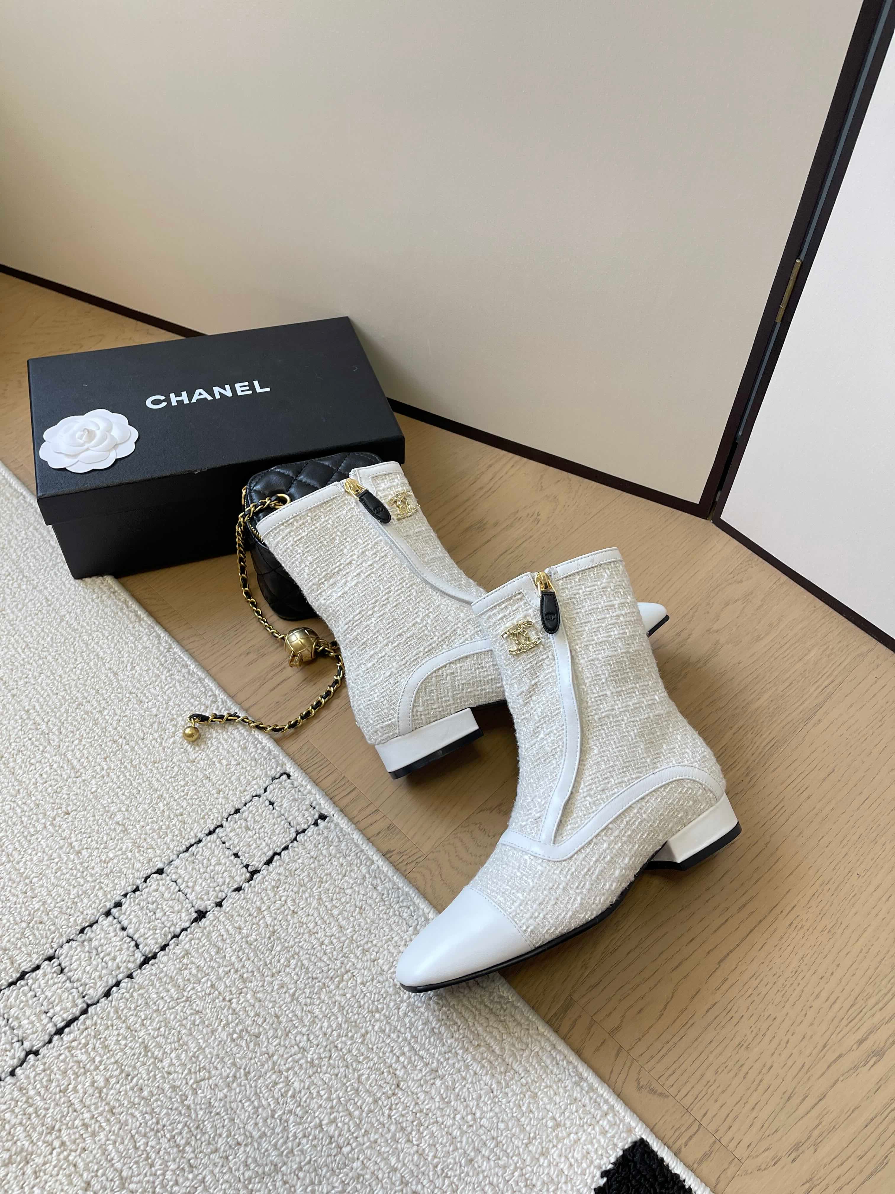 Ботильоны Chanel 2024 с острым носком - белые