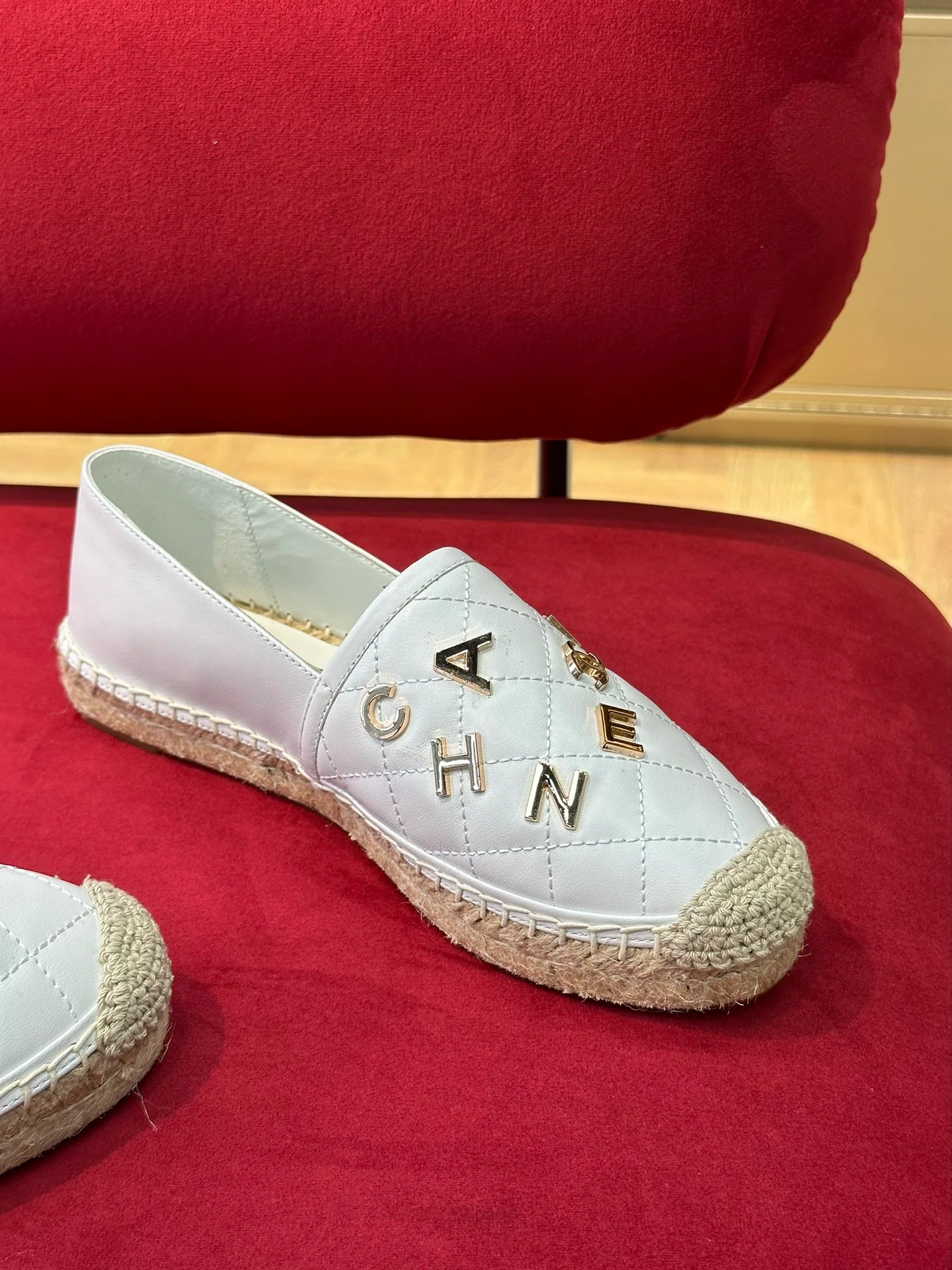 Новинка сезона весна/лето 2023 от Chanel - Рыбацкие туфли с надписями