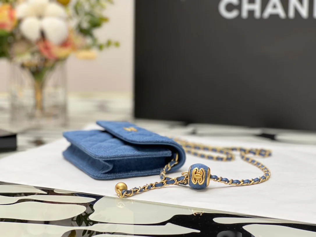 Держатель для карт Chanel на золотой цепочке с шариками - коллекция Denim.