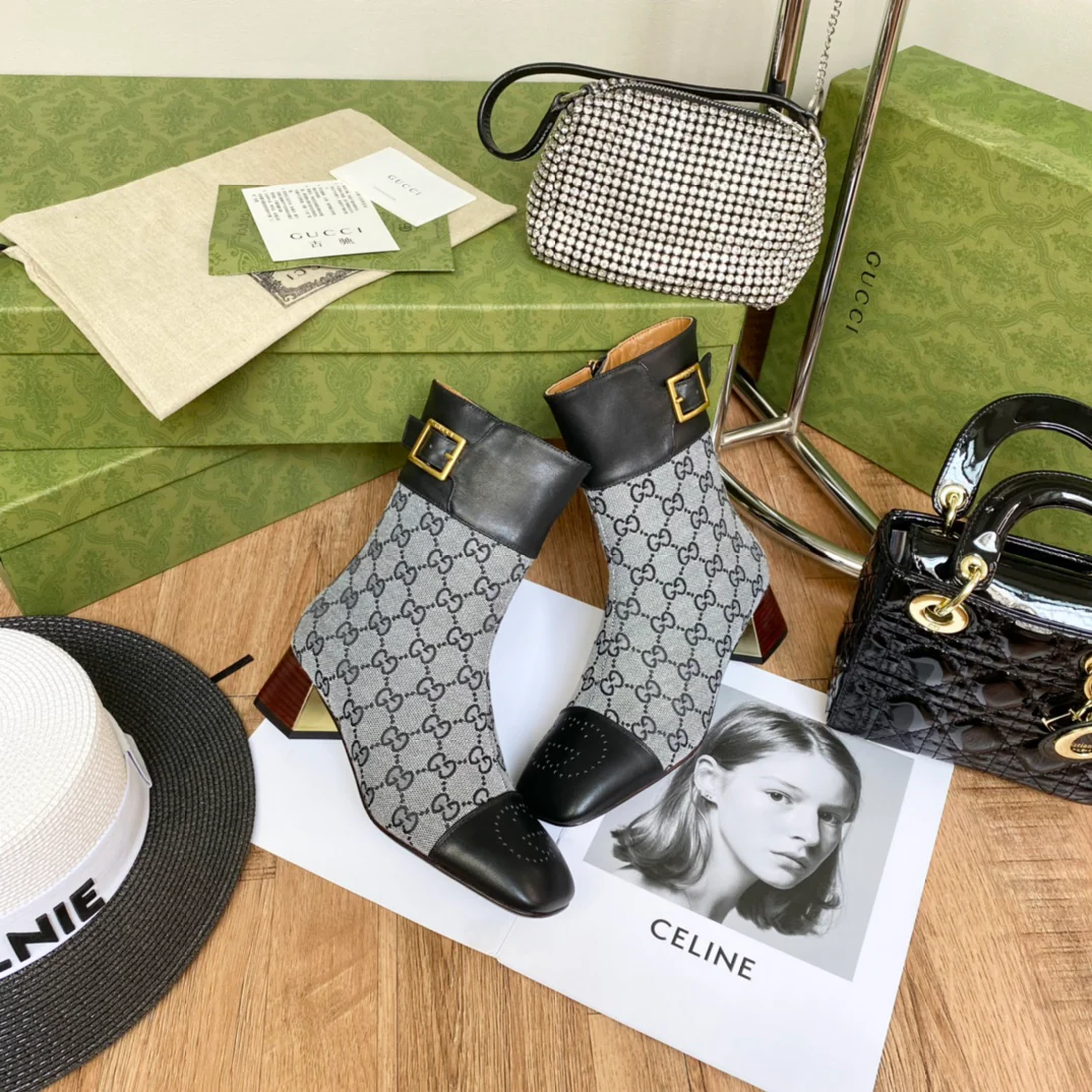 Новинки осенне-зимней коллекции Gucci 2022 — Ботильоны — Черный монограммный дизайн