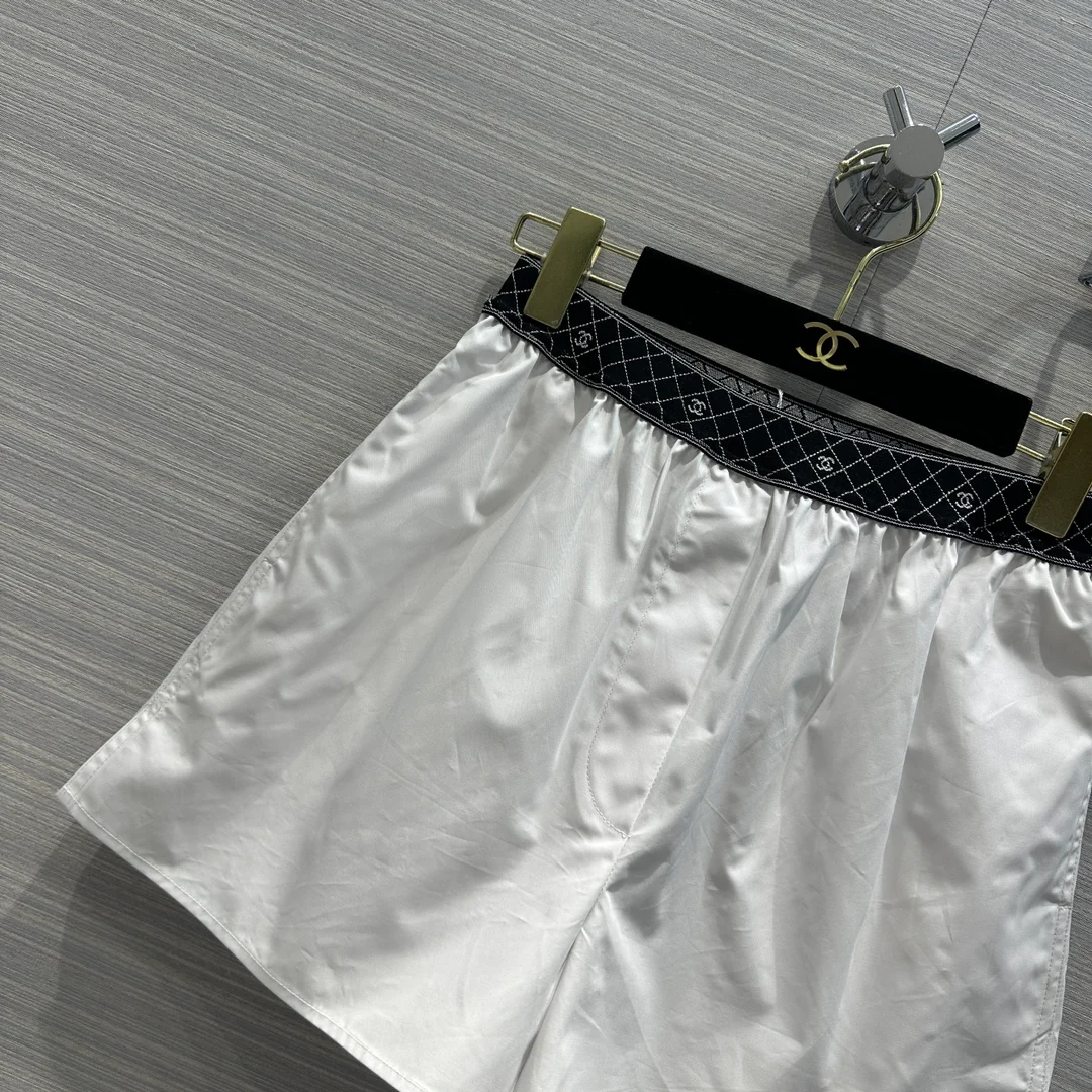 Chanel 2403 - Новинка начала весны: белые шорты Coco с двойным поясом из тесьмы C.