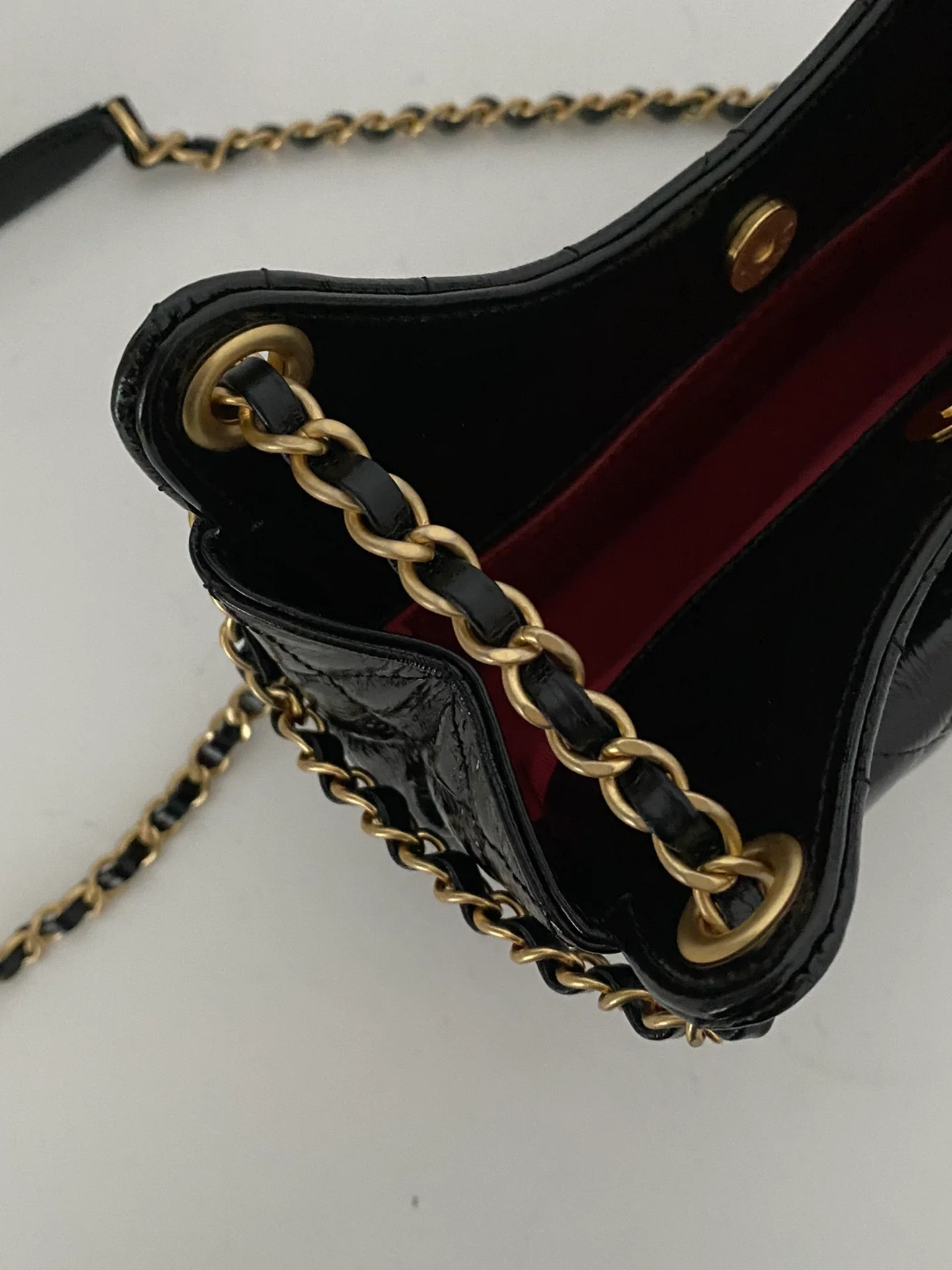 Коллекция Chanel ?Ранняя весна 2023? — сумка-хобо ?Хиппи? — маленькая — черная