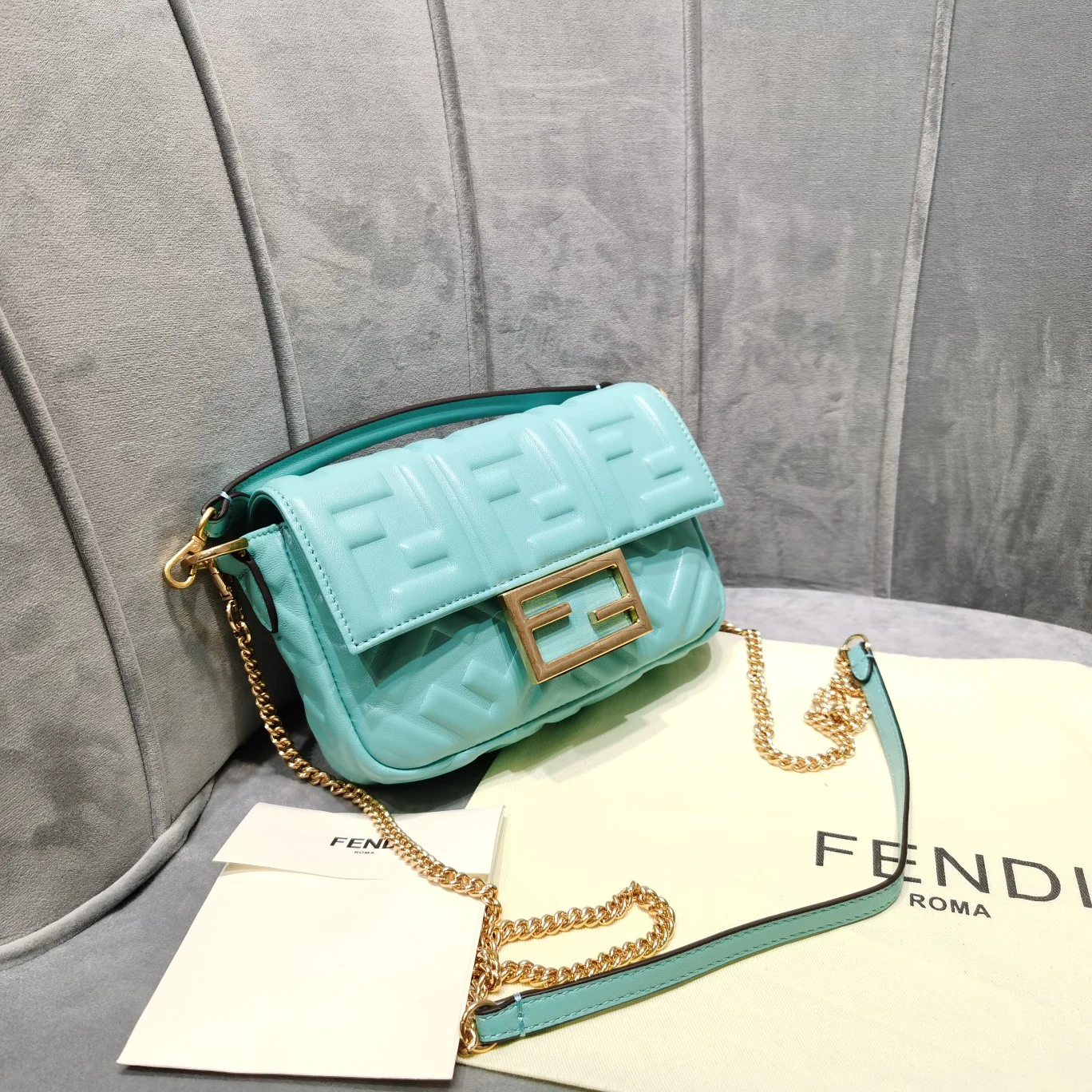 Сумка-багет Fendi Baguette Small Lake Green из натуральной кожи.