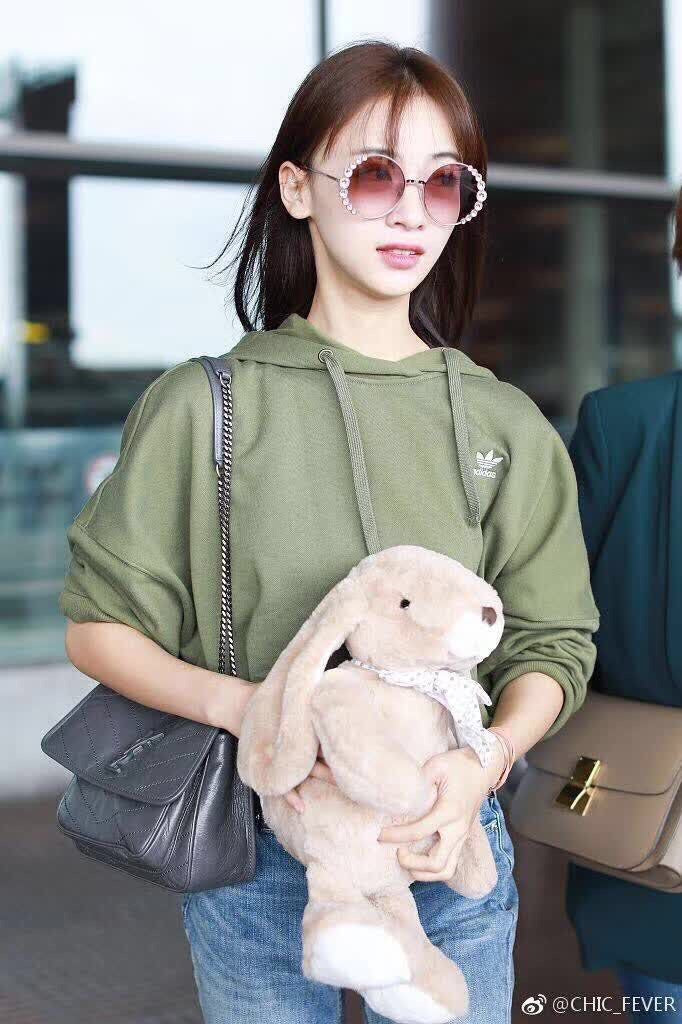 YSL - Маленькая модель Niki - Кожа коровы, обработанная маслом и воском, темно-серая - с пряжкой в ??виде D-образного кольца