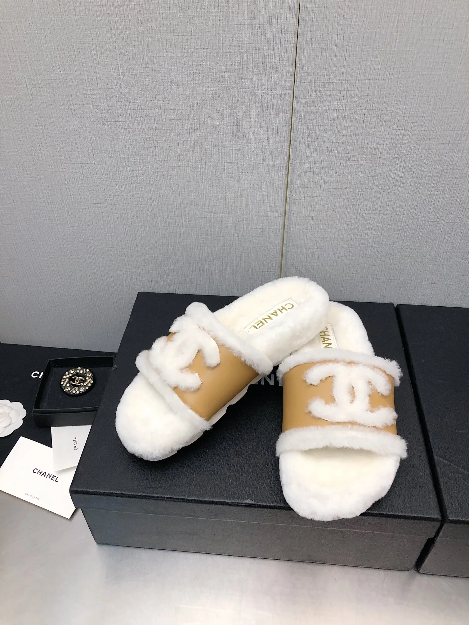 Новинка сезона осень/зима 2023 от Chanel - шерстяные тапочки в клетку - кожа кофейно-коричневого цвета.