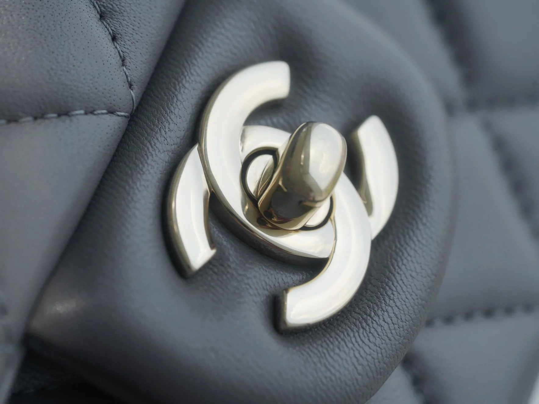 Мини-сумка Chanel CF 20 см, темно-серая, из овечьей кожи, со светло-золотистой пряжкой CF20