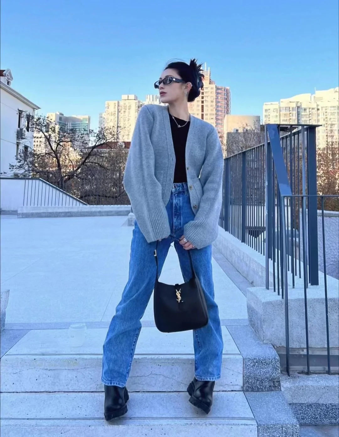 Сумка-хобо YSL Le 5 A 7 Soft, черная - Body Image