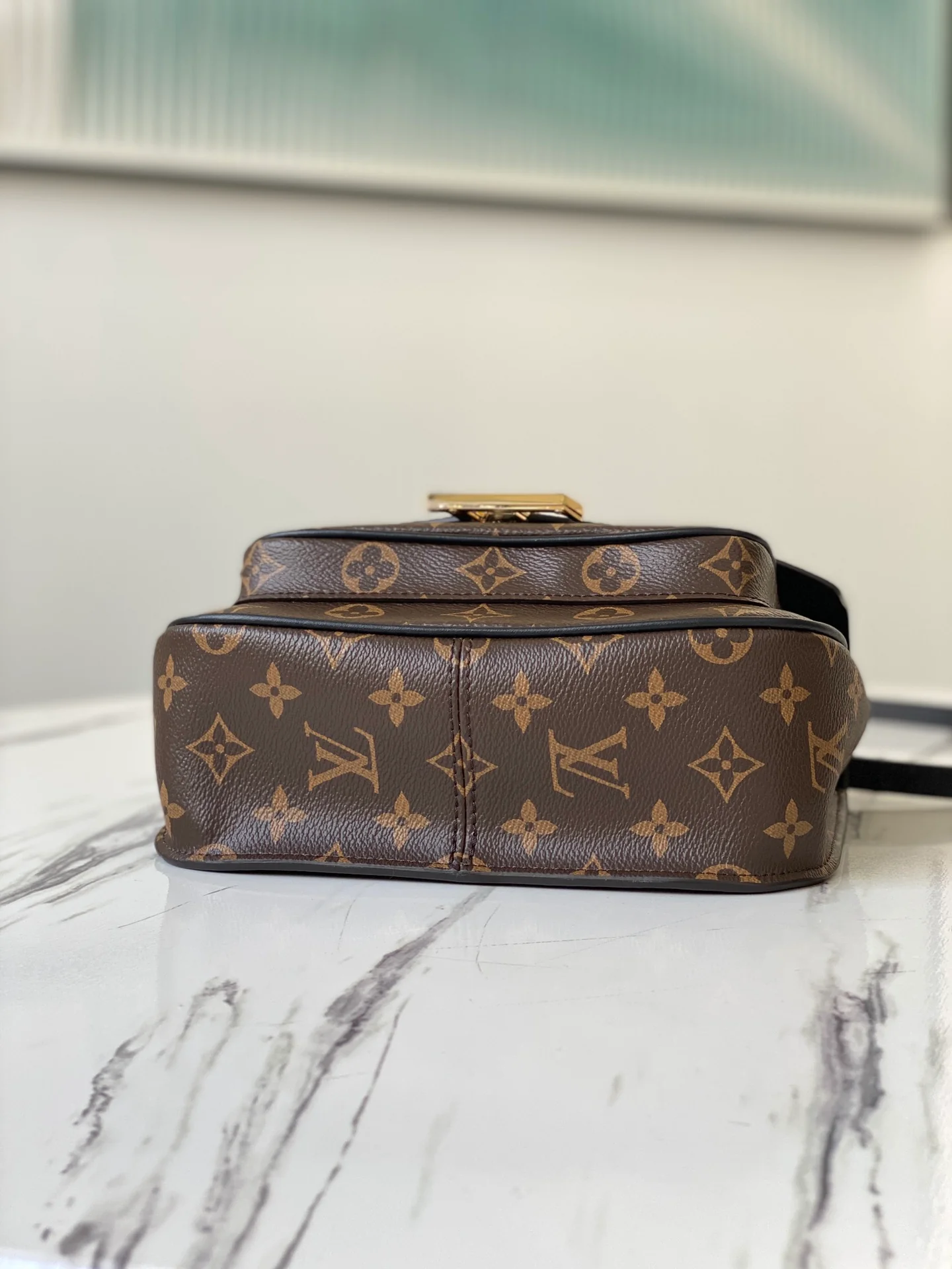 Сумка LV-M45592 Neomonceau - подкладка с черным монограммом.