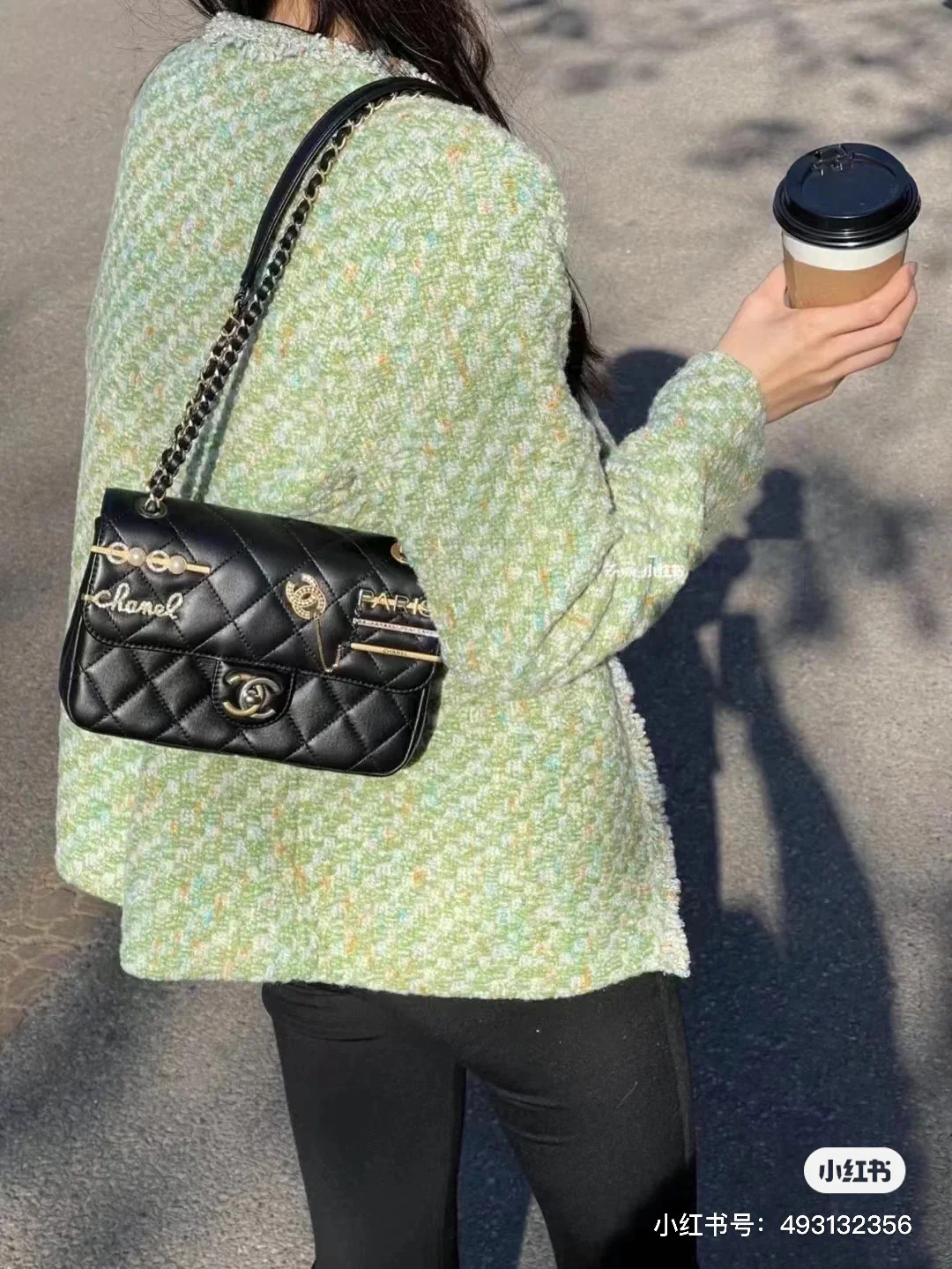 Новинка сезона осень/зима 2022 от Chanel - сумка с клапаном и значком - 22 см - 1