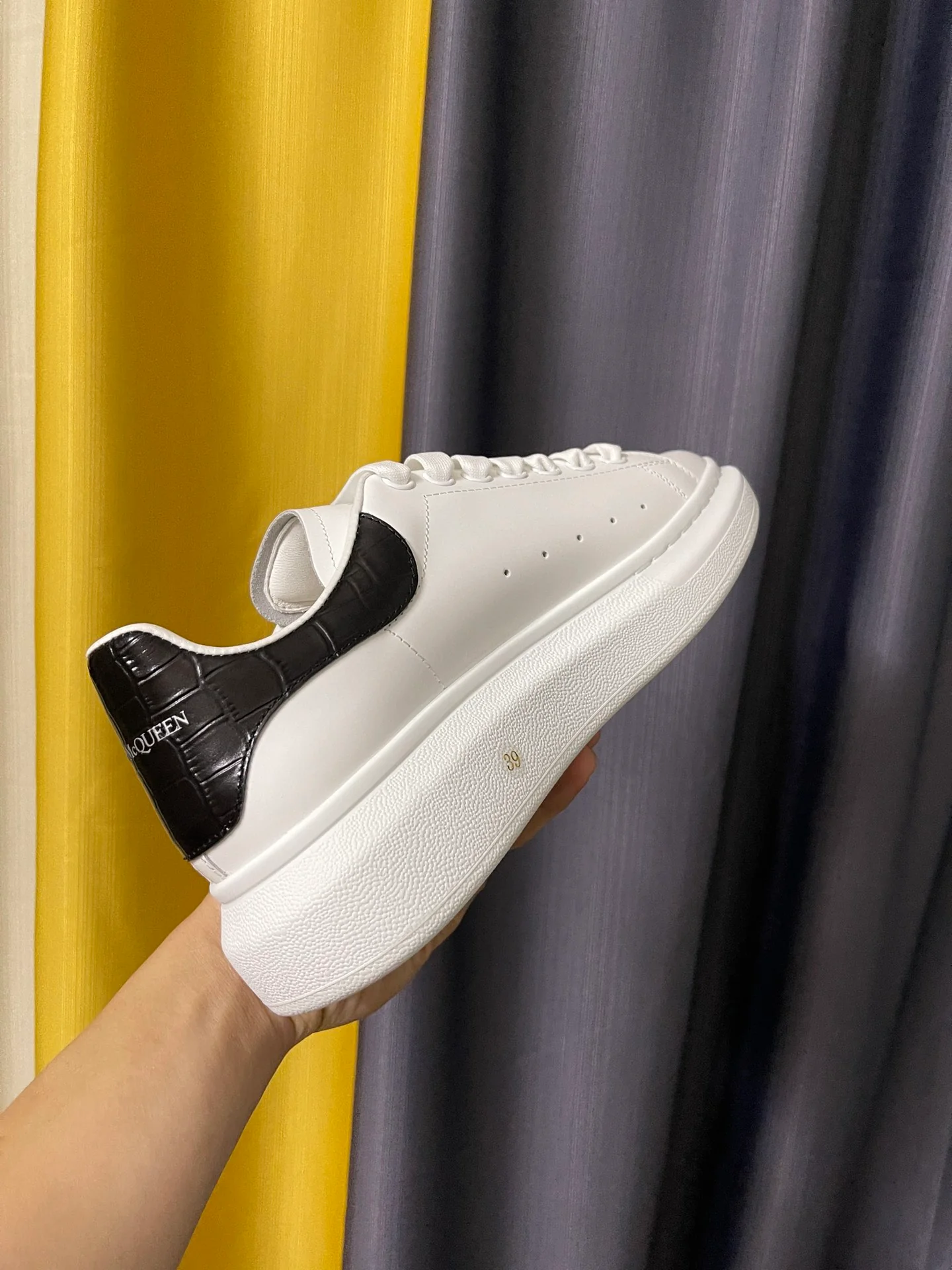 Классические белые кроссовки McQueen - унисекс - с черным вощеным крокодиловым хвостом