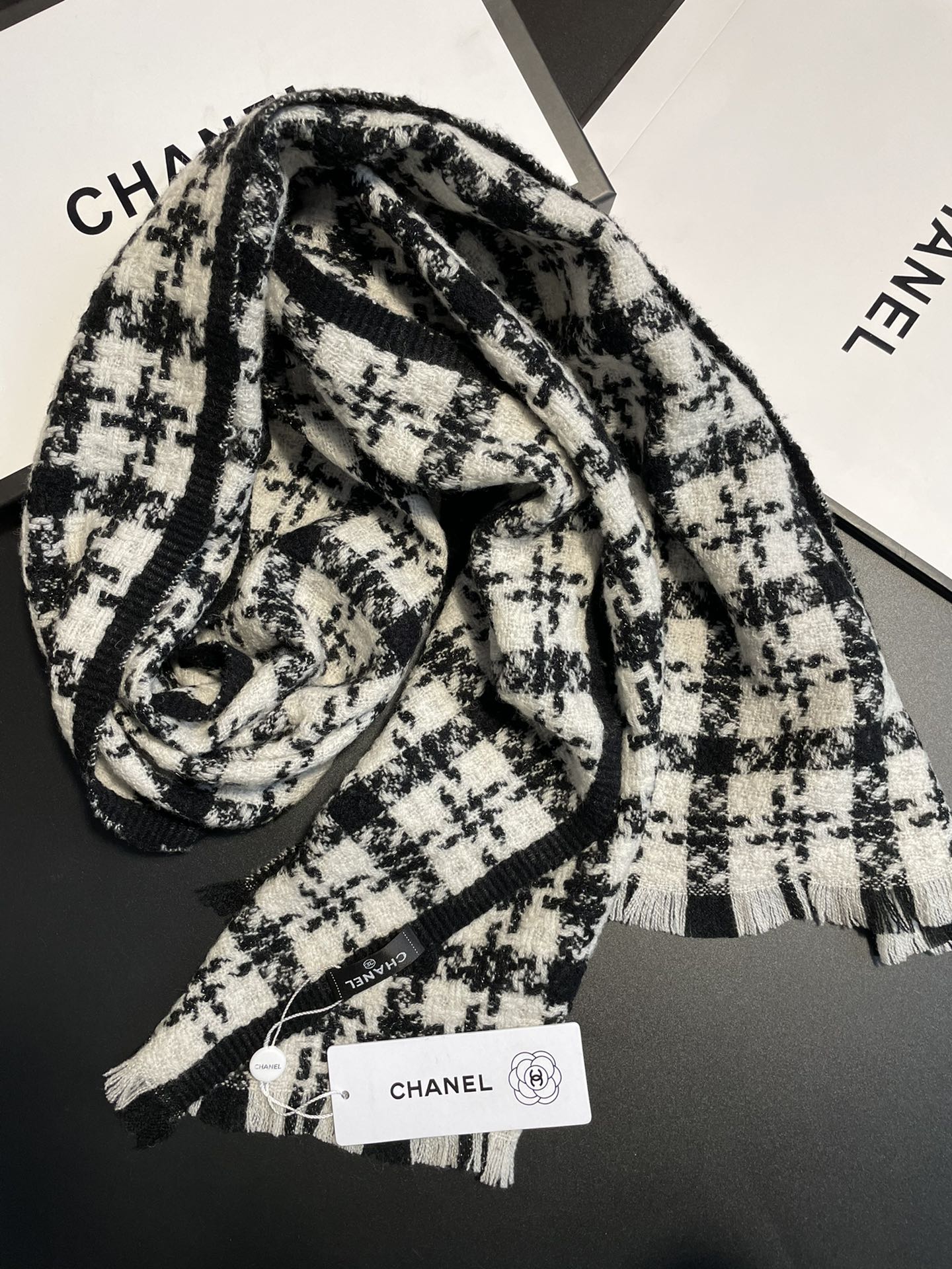 Шарф Chanel из камвольной кашемировой шерсти с двойной перекрестной клеткой, акценты из серебряной нити, 80% овечья шерсть, 20% кашемир, длина 38 см (180 см).