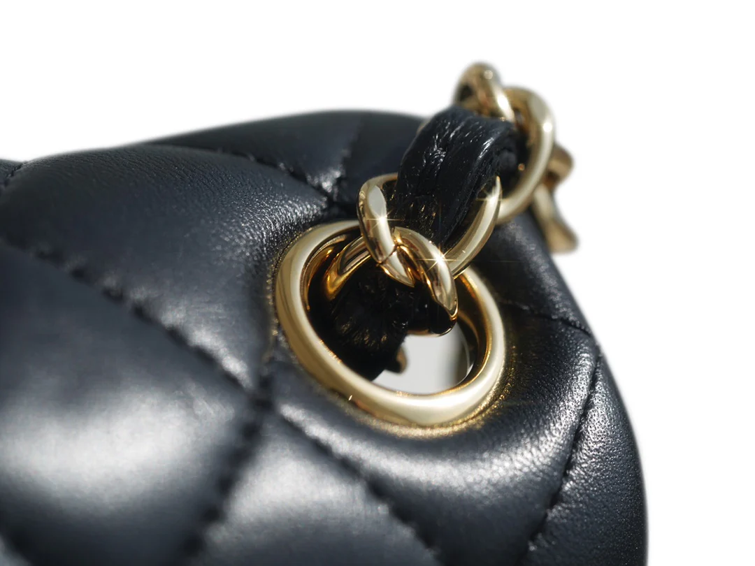 Часы Chanel CF Square Fat Man - 18 см - из черной овечьей кожи с золотой пряжкой