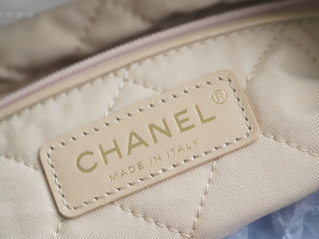 Сумочка Chanel No. 22 — маленькая, из белого золота.