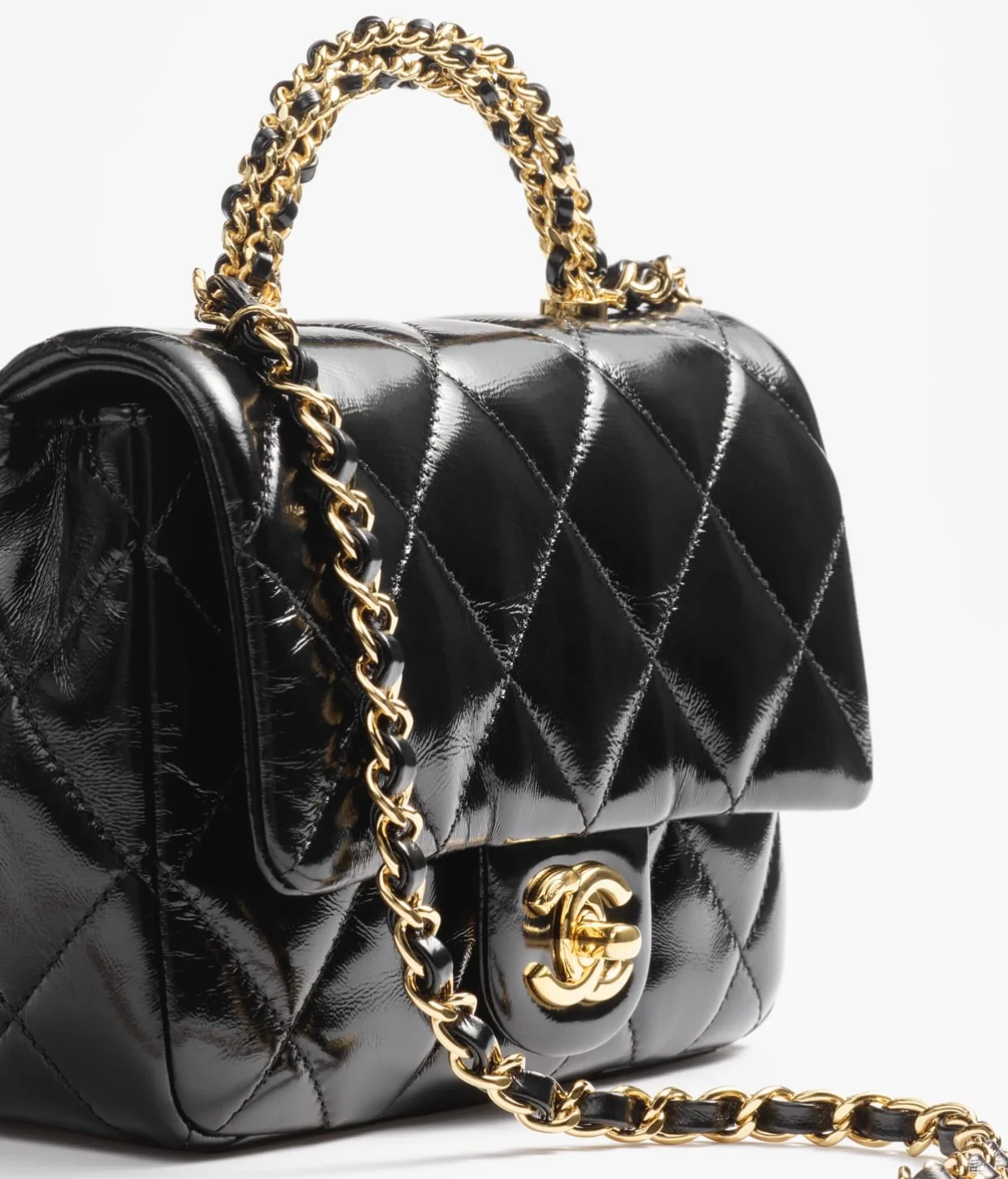 Маленькая черная сумка Chanel с клапаном и поворотной ручкой.