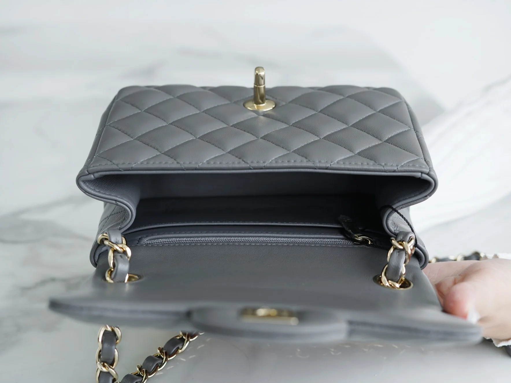 Часы Chanel CF Square Fat Man - 18 см - темно-серые, из овечьей кожи, со светло-золотистой пряжкой.