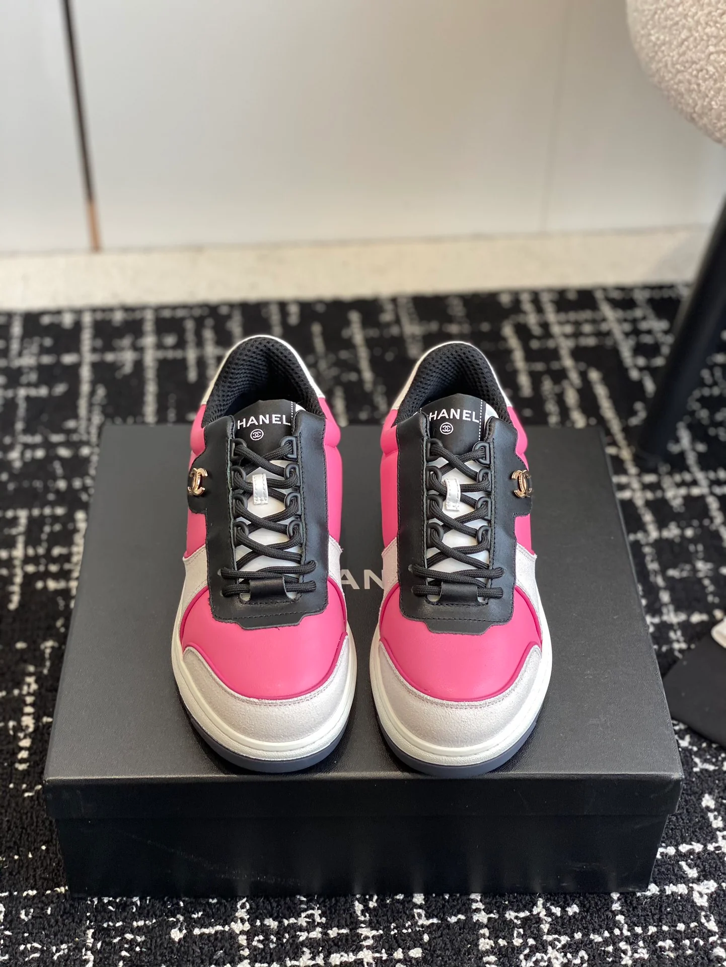 Новинка 2023 года от Chanel - Кроссовки из овечьей кожи - Розовые