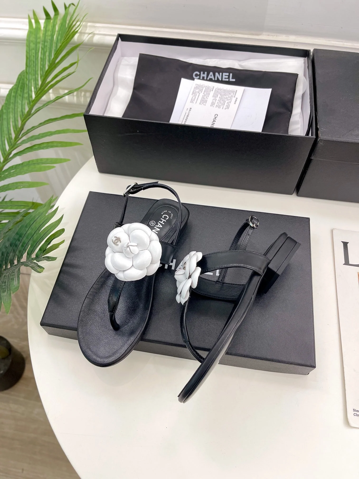 Новинка сезона весна/лето 2023 от Chanel - сандалии Camellia - черные.