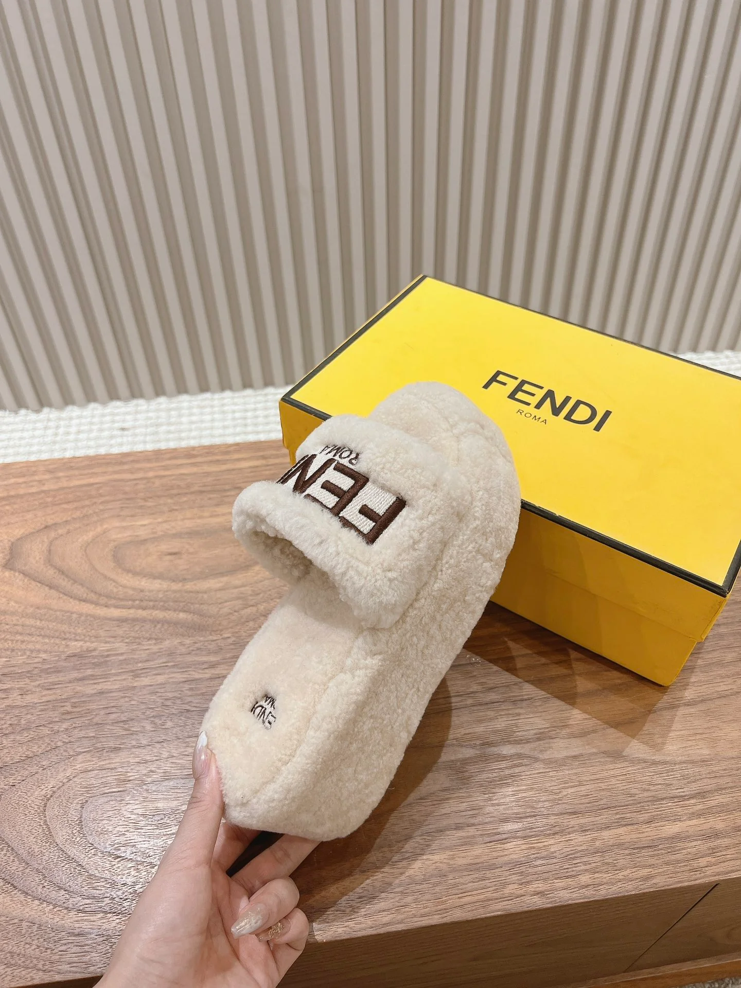 Fendi 2024 - Меховые тапочки - Белые
