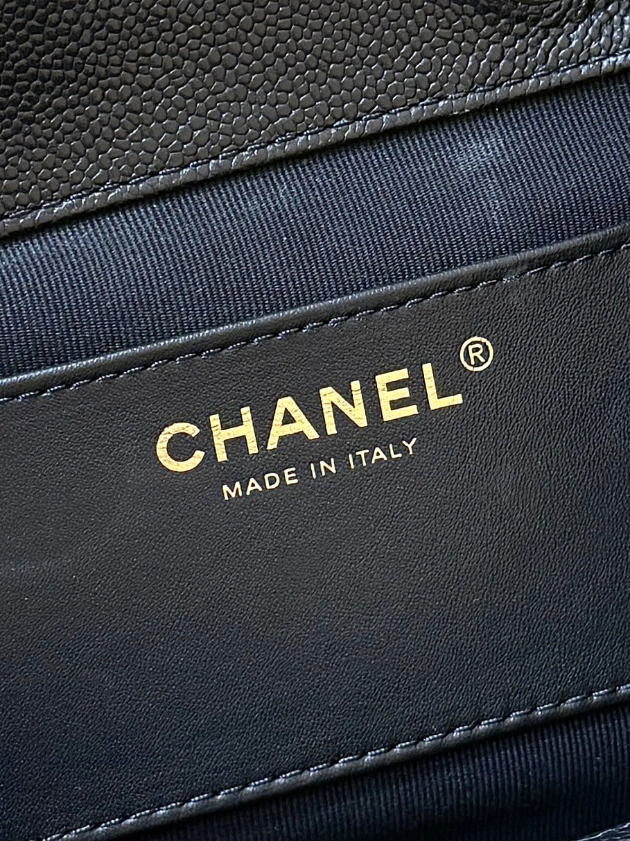 Рюкзак Chanel 25b из кожи личи, черный с золотой фурнитурой.