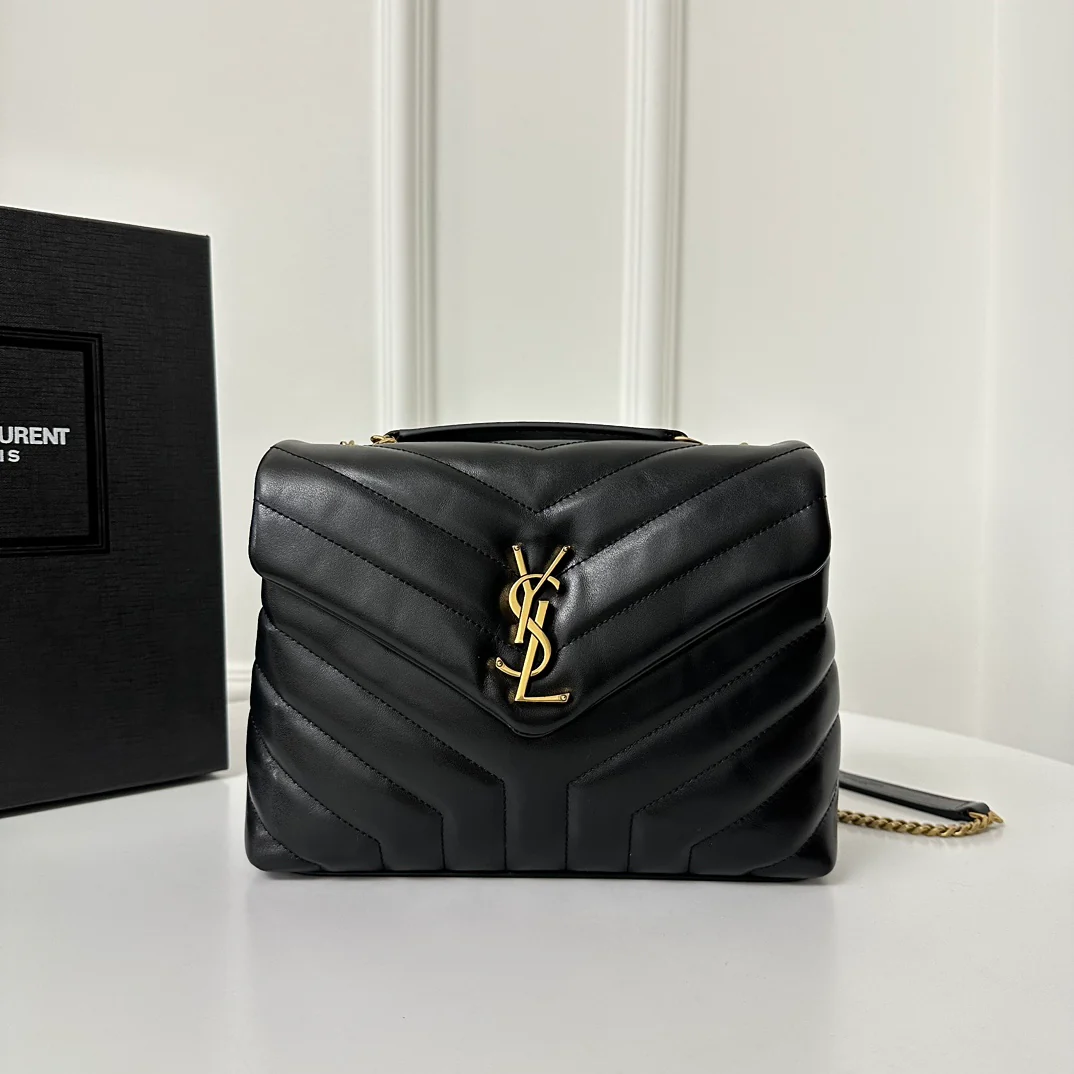 Сумка через плечо YSL Louou 23 см из стеганой телячьей кожи — черная с золотой цепочкой.