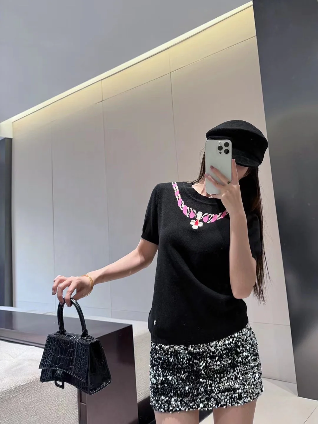 Колье Chanel 2403 из жаккардовой ткани с драгоценными камнями и вышитый круглый вырез, вязаный топ с короткими рукавами - черный