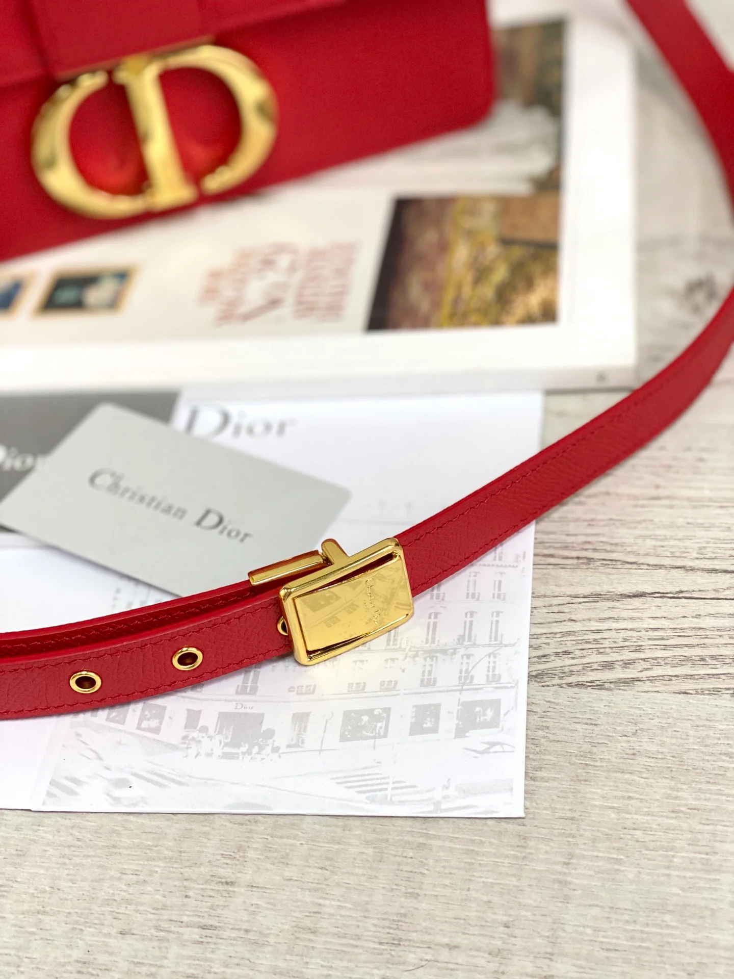 Часы Dior Montaigne серии 30, 24 см, телячья кожа с принтом в виде пальмовых листьев, красная кожа с золотой фурнитурой.