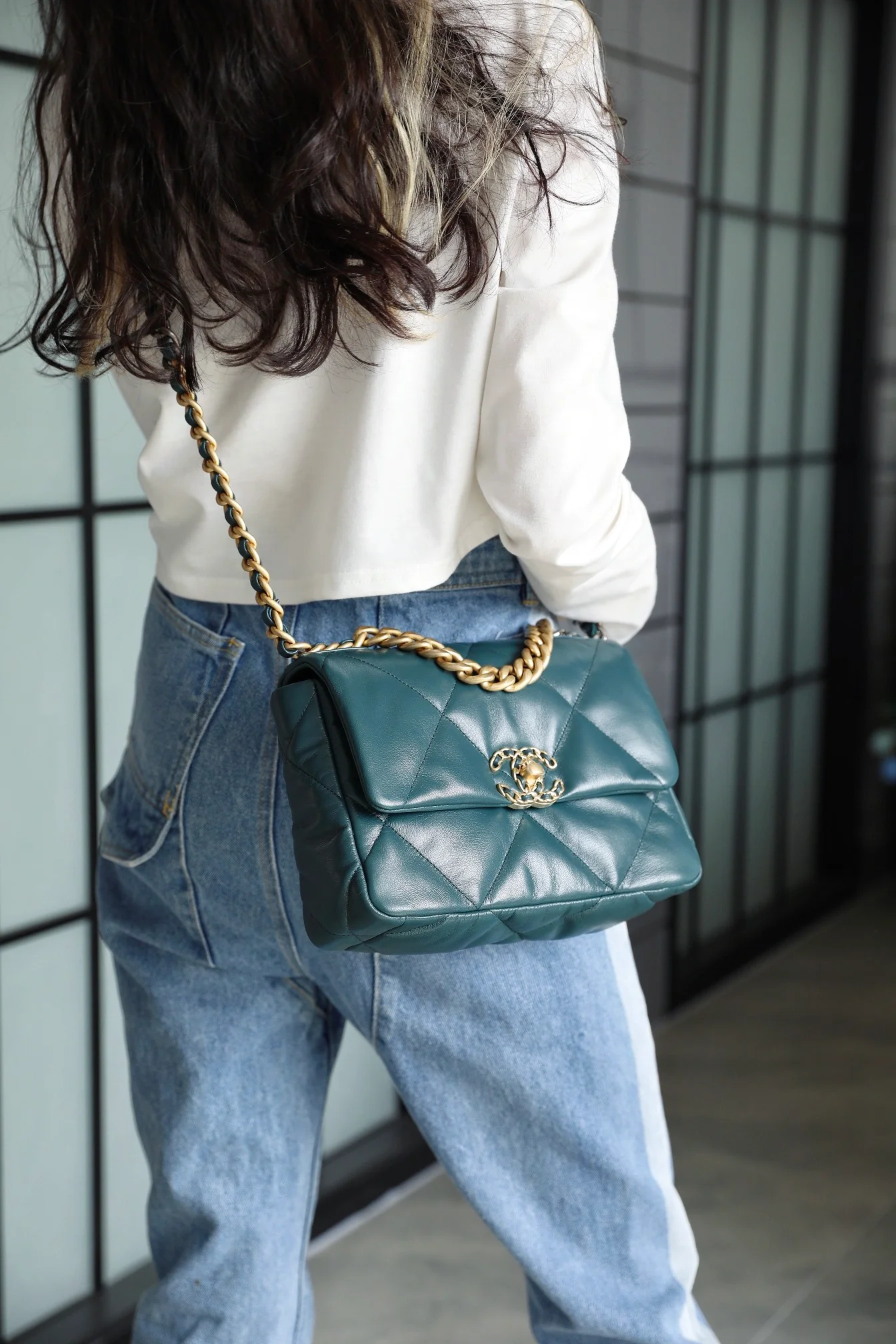 Сумка Chanel 19 — маленькая, темно-зеленая.