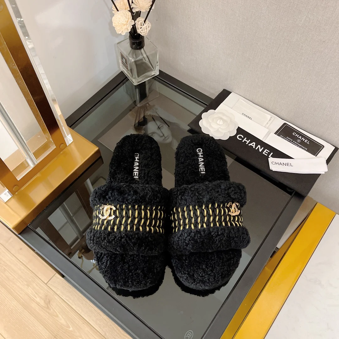 Коллекция Chanel 2022 года с подиума - Тапочки из овечьей шерсти - Черные
