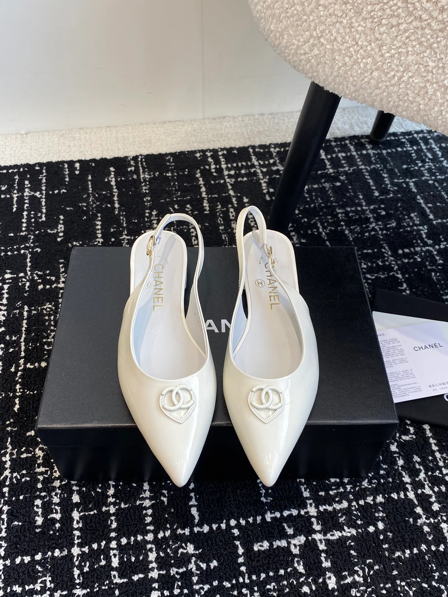 Сандалии Chanel 2025 с острым носком и открытой пяткой - белые