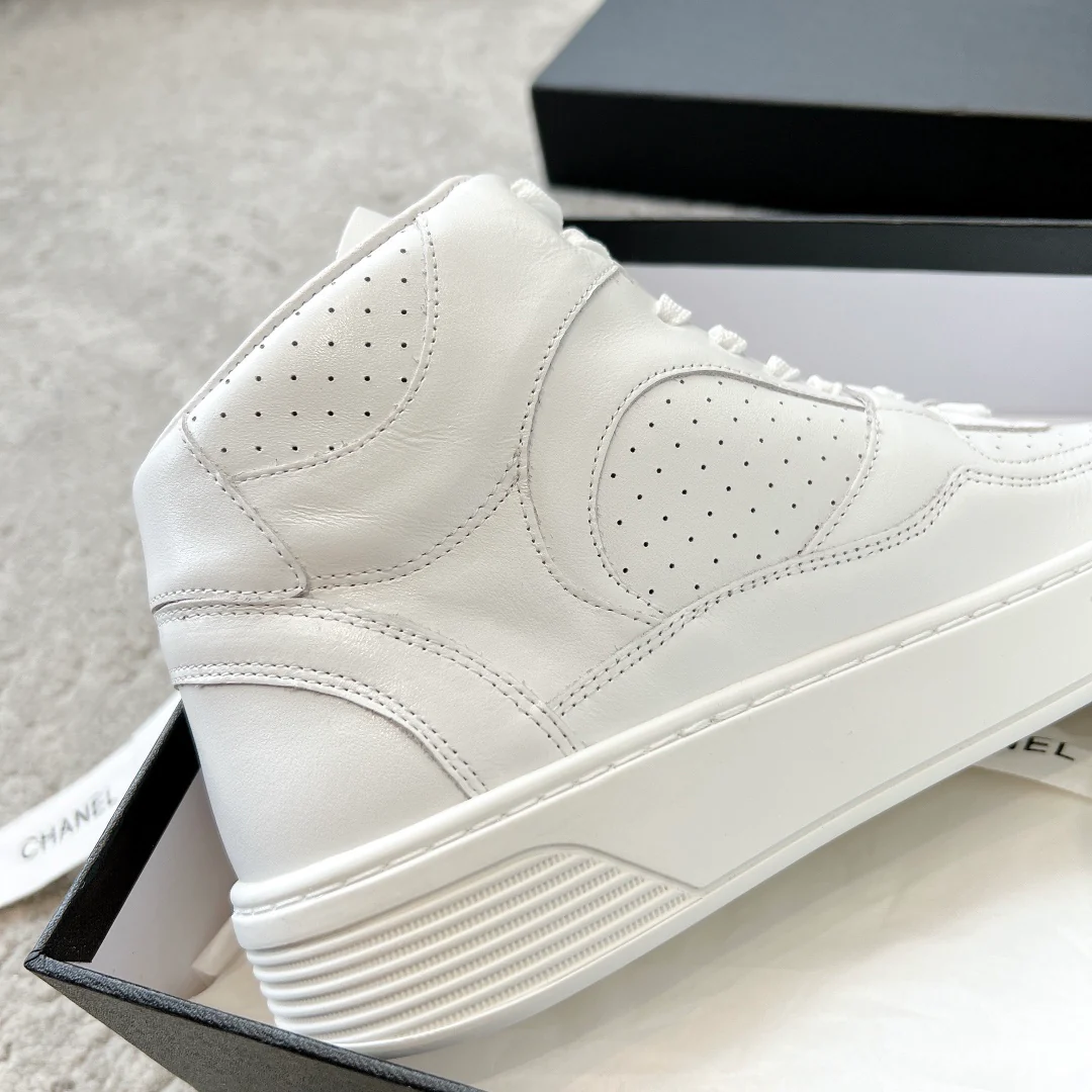 Новинка сезона весна/лето 2023 от Chanel - Высокие кроссовки - Белые