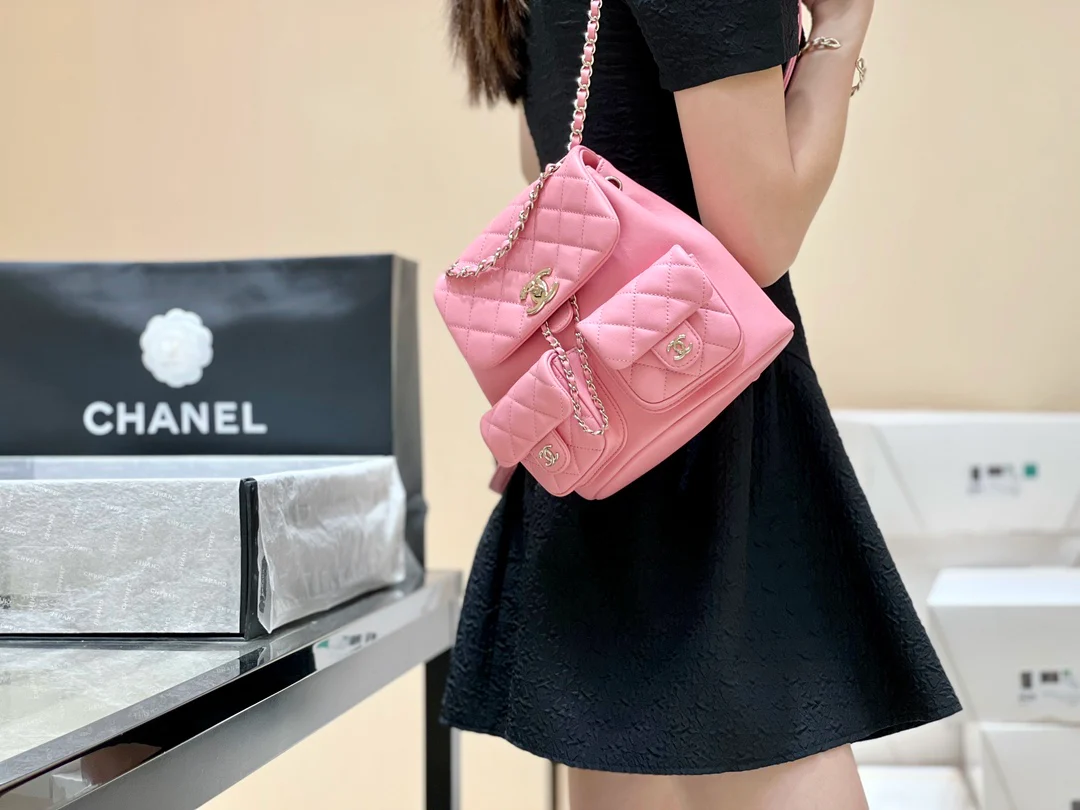 Коллекция Chanel Весна/Лето 2023 - Duma - Однотонный рюкзак из телячьей кожи - Розовый