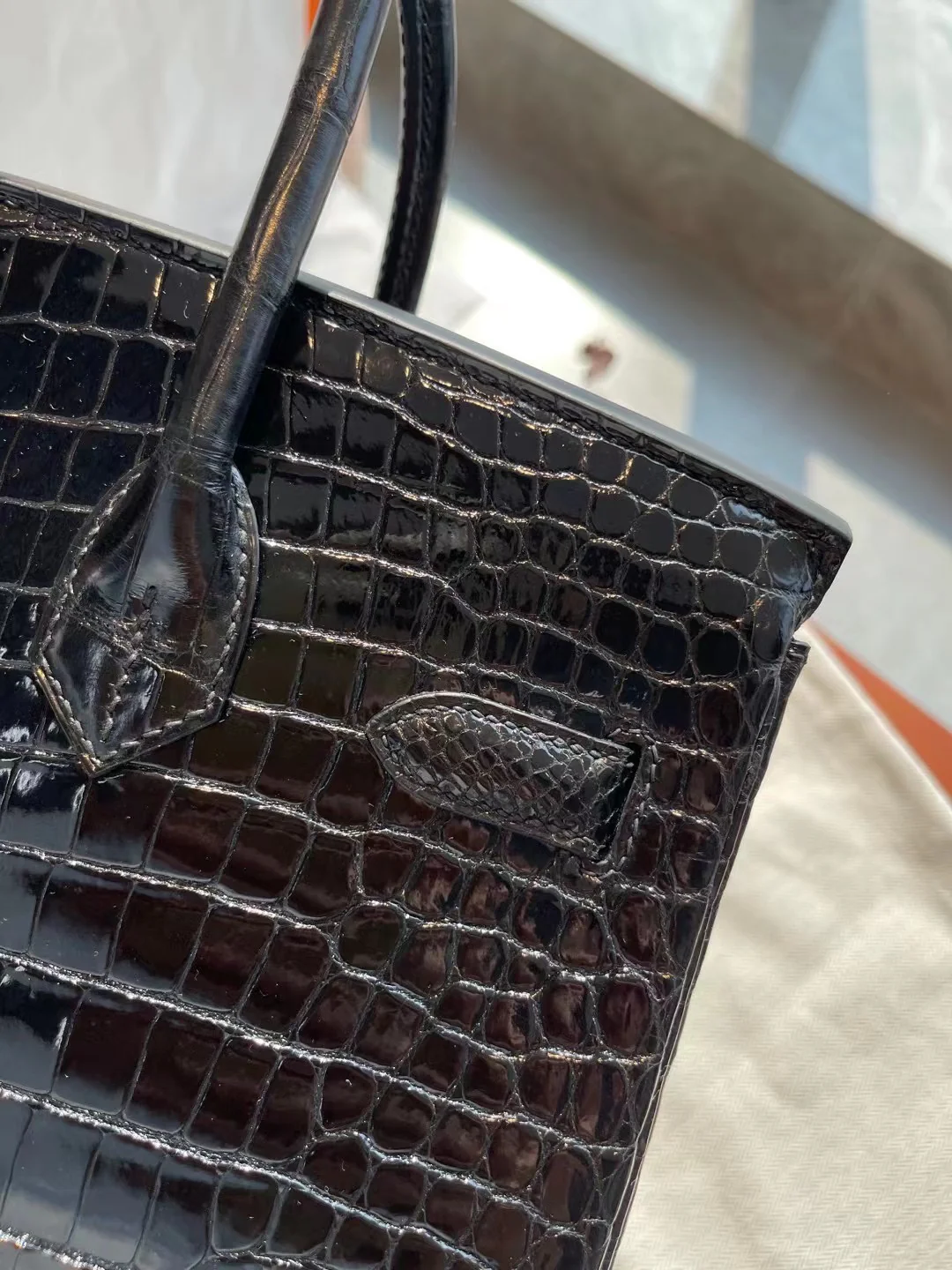 Сумка Hermes Birkin 30 из кожи аллигатора, черная, с золотой пряжкой.