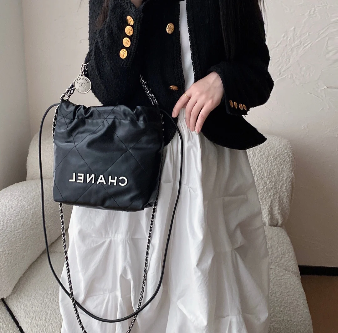 Новинка сезона весна/лето 2023 от Chanel - сумка 22 - мини - черно-серебристая - на фото.