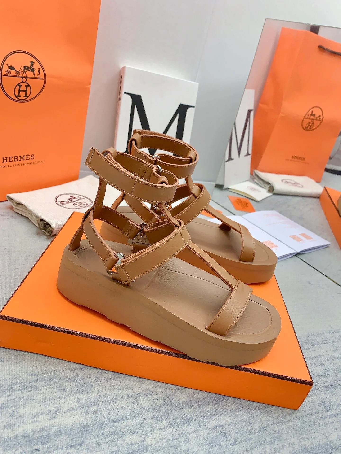 Новинка сезона весна/лето 2023 от Hermes — подиумный стиль — кожаные сандалии на платформе.