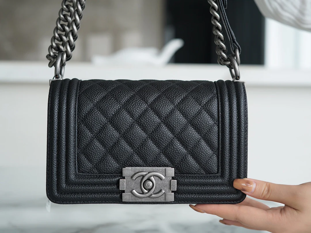 Коллекция Chanel Le Boy - Черная кожа личи, винтажная серебряная пряжка - 20 см