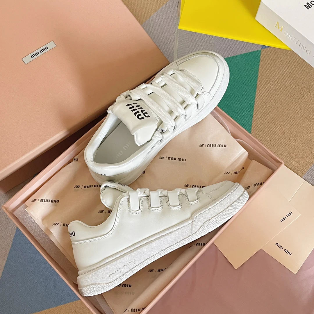 Новые поступления коллекции Miu Miu весна/лето 2023 - Ретро-кроссовки в стиле ?грязные? - Белые кроссовки