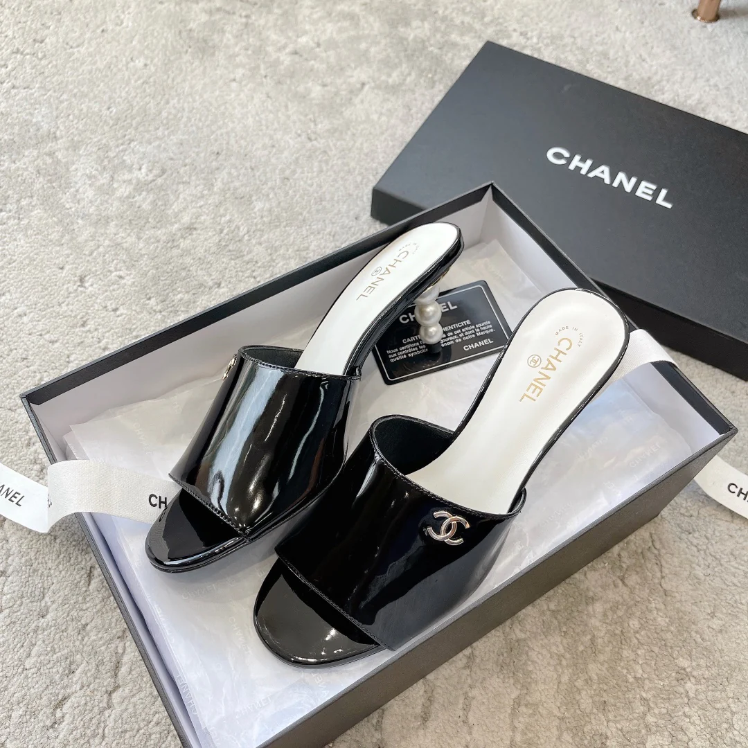 Новинка сезона весна/лето 2023 от Chanel - Босоножки на среднем каблуке с жемчужным верхом - Черные