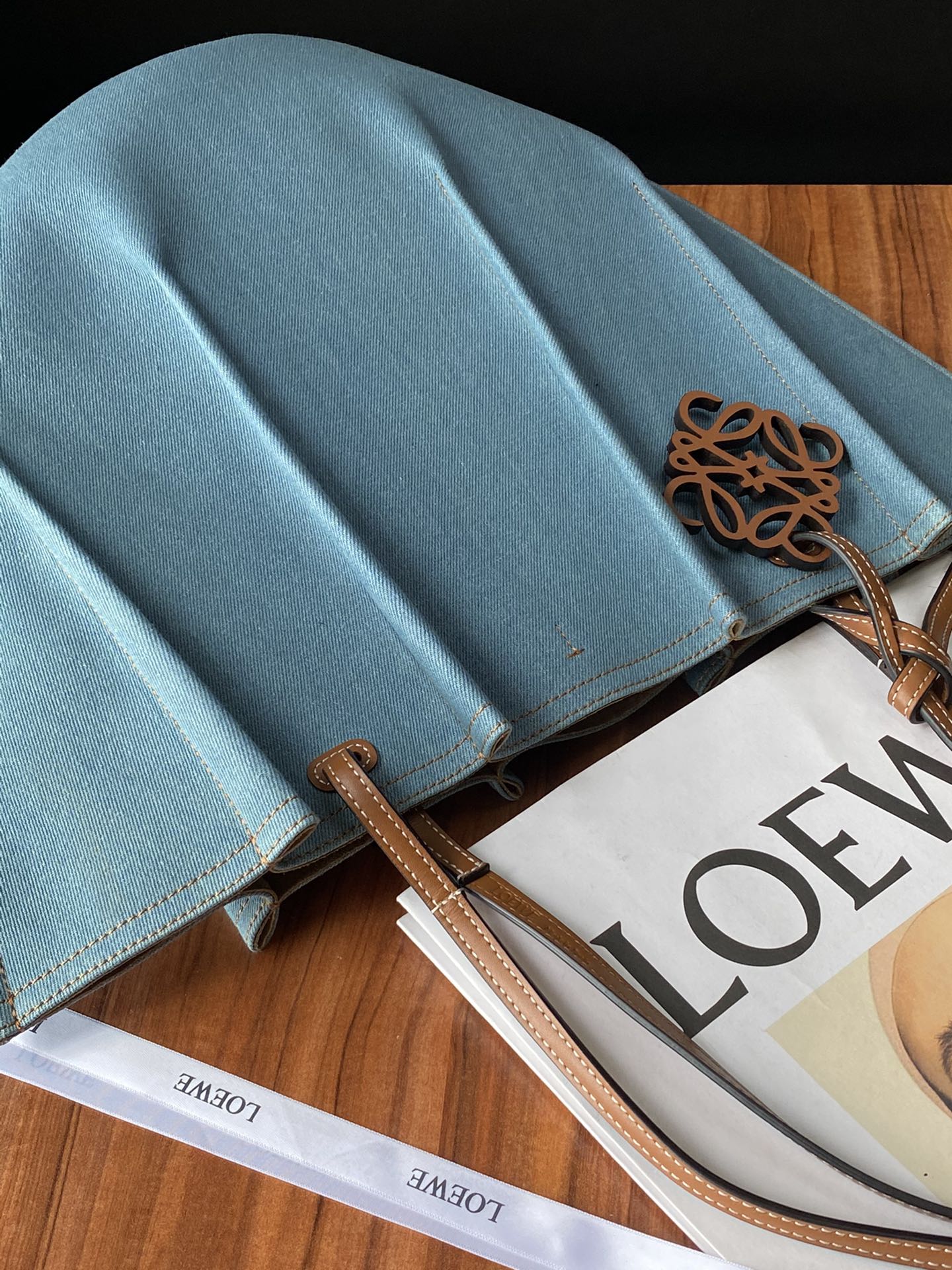 Сумка Loewe Shell Tote серии Large.