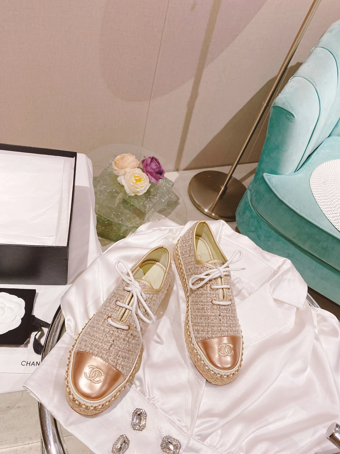 Chanel - Рыбацкие туфли на шнуровке с логотипом - Украшены кожаной цепочкой - Размеры 35-40