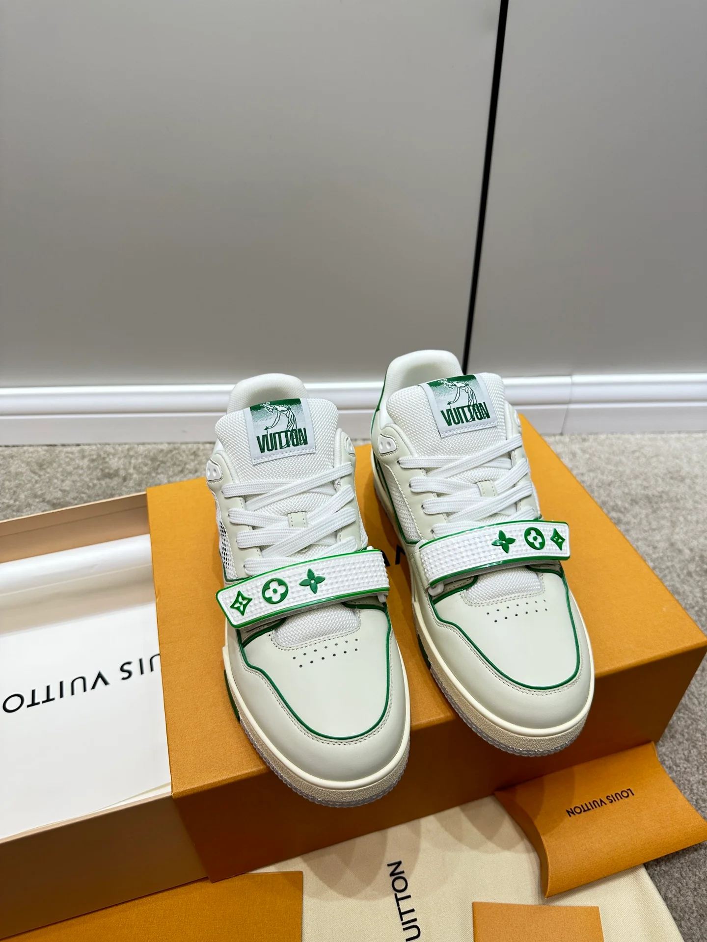 Кроссовки LV Trainer - белые и зеленые