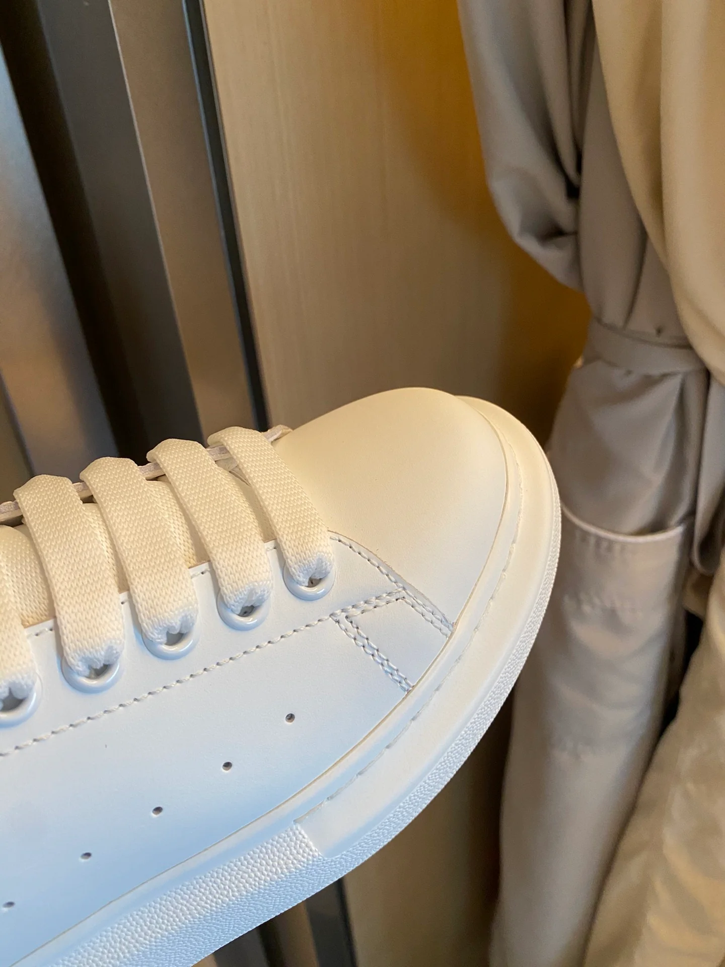 Классические белые кроссовки McQueen - на каблуке-резинке - красные