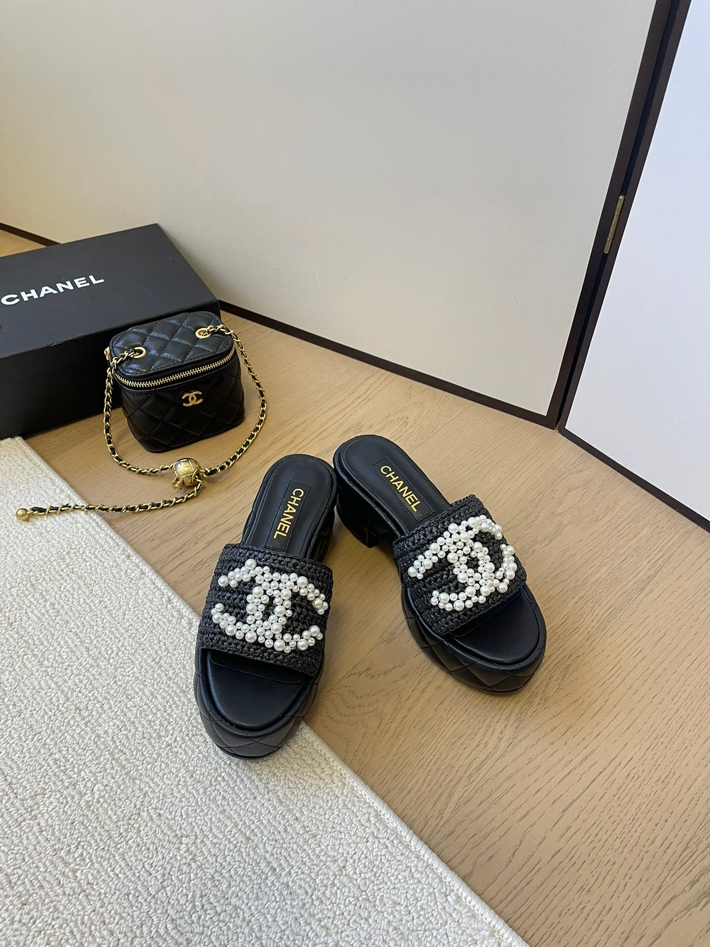 Сандалии Chanel 2024 на платформе с жемчужным принтом - черные