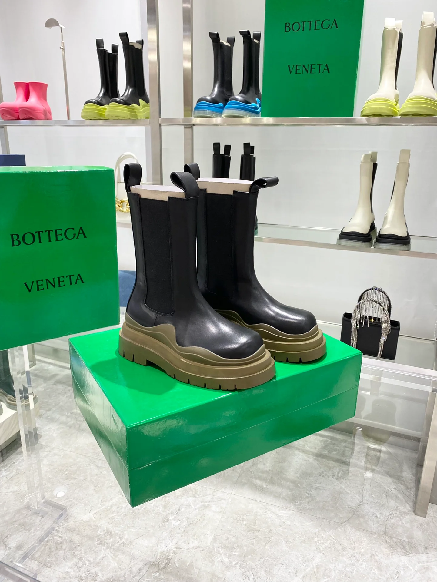 Ботинки BV до середины икры - черные с коричневой подошвой