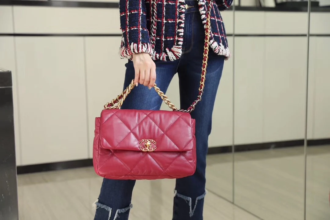 Сумка Chanel 19 — средний размер, сапфирово-красный цвет.