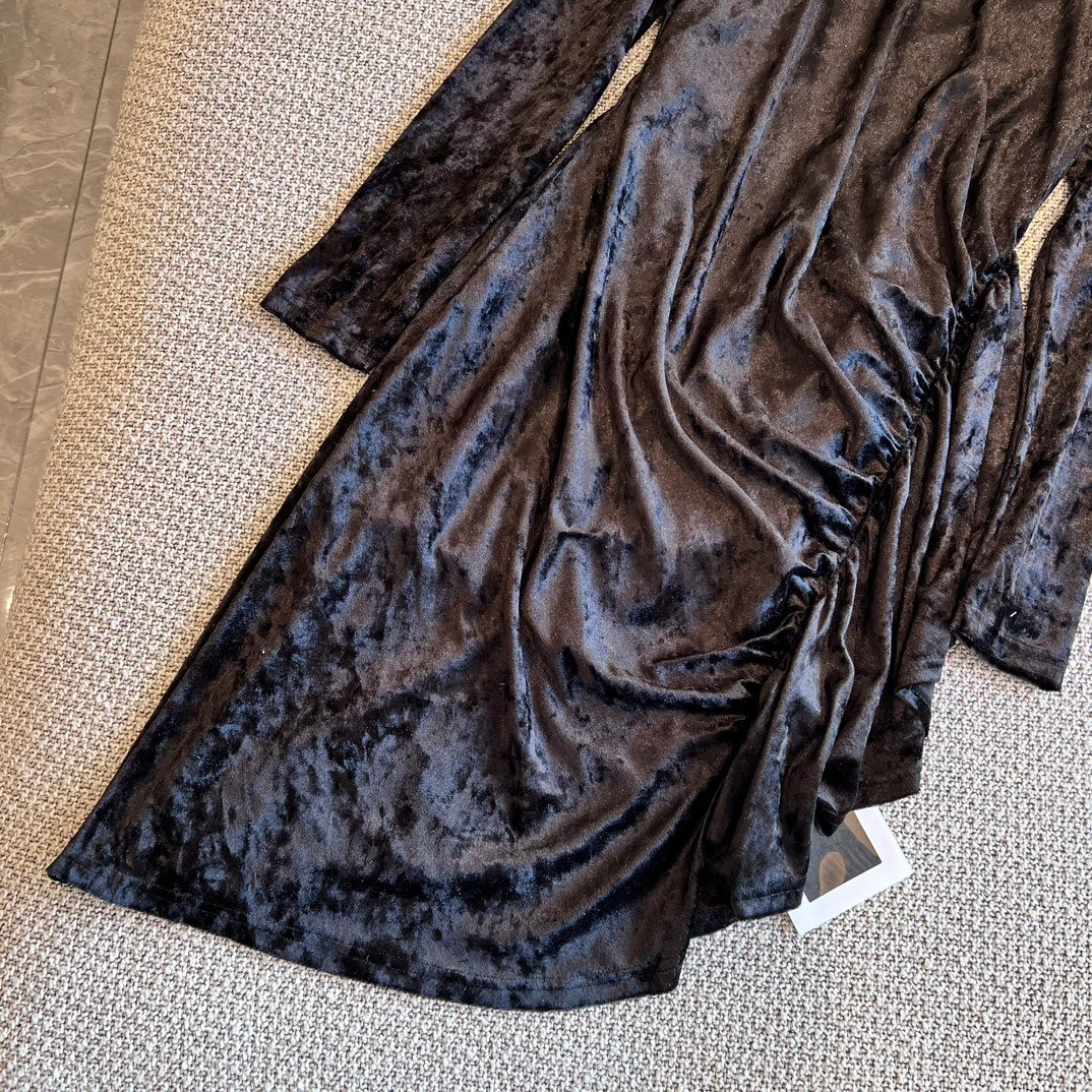 Chanel 2403 — Изысканное бархатное платье класса люкс с воротником-стойкой, украшенным стразами, и асимметричными длинными рукавами — Черное