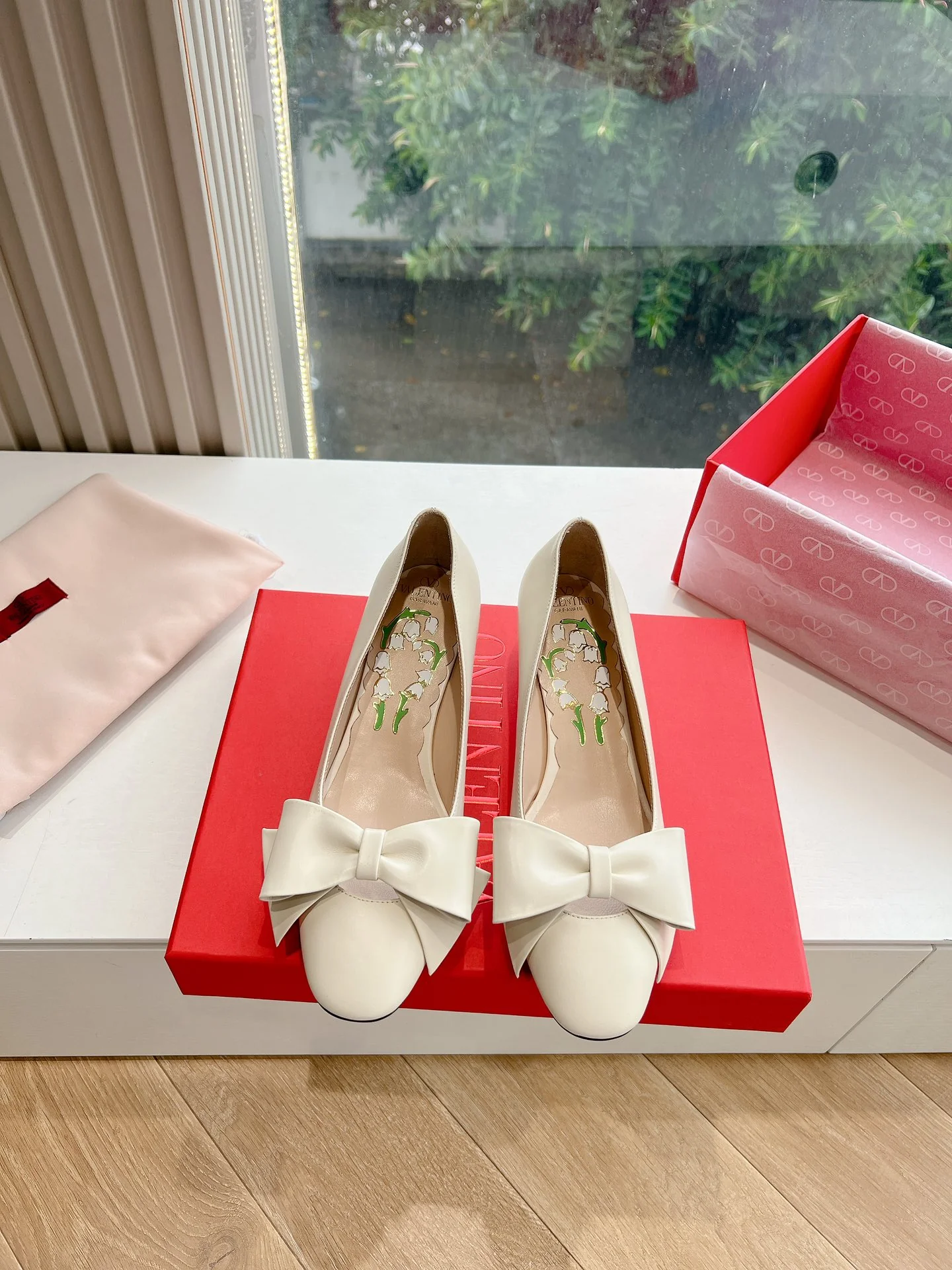 Туфли на каблуке с бантом Valentino 2024 - белые