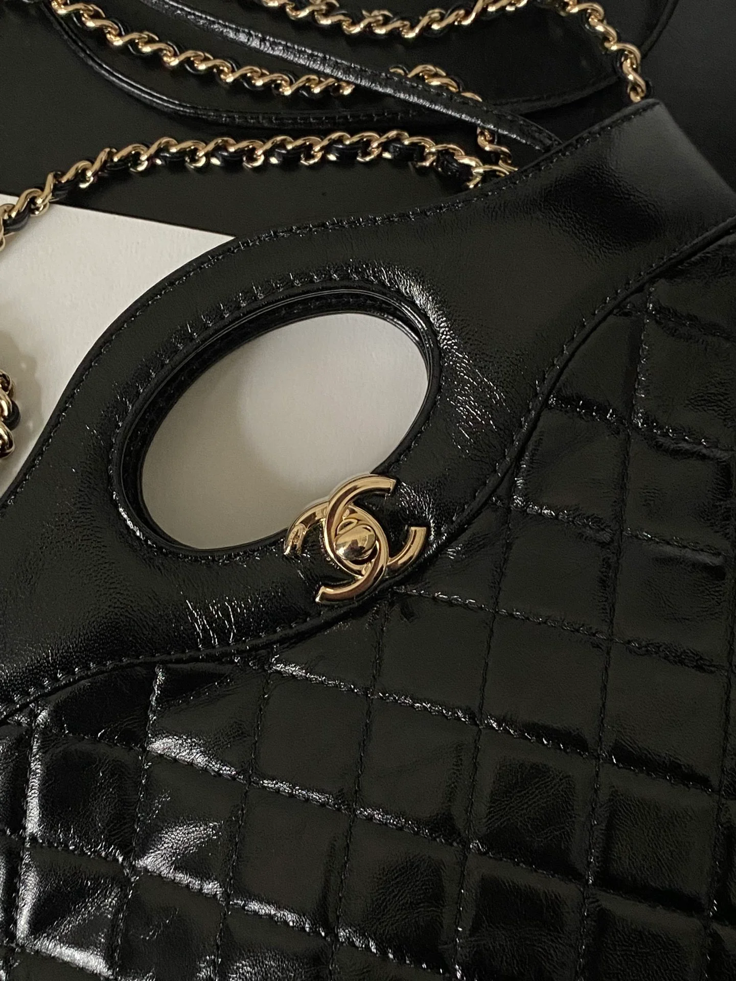 Мини-сумка Chanel 24s Mini 31, из вощеной овечьей кожи, черная.