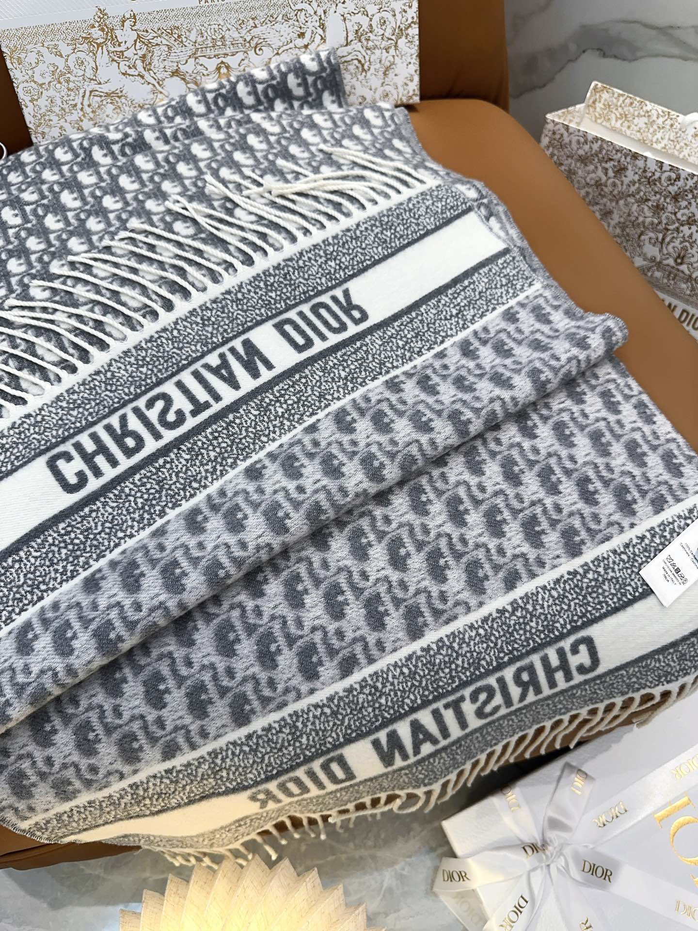 Классический длинный шарф Dior 2024 с логотипом по всей поверхности — серый.