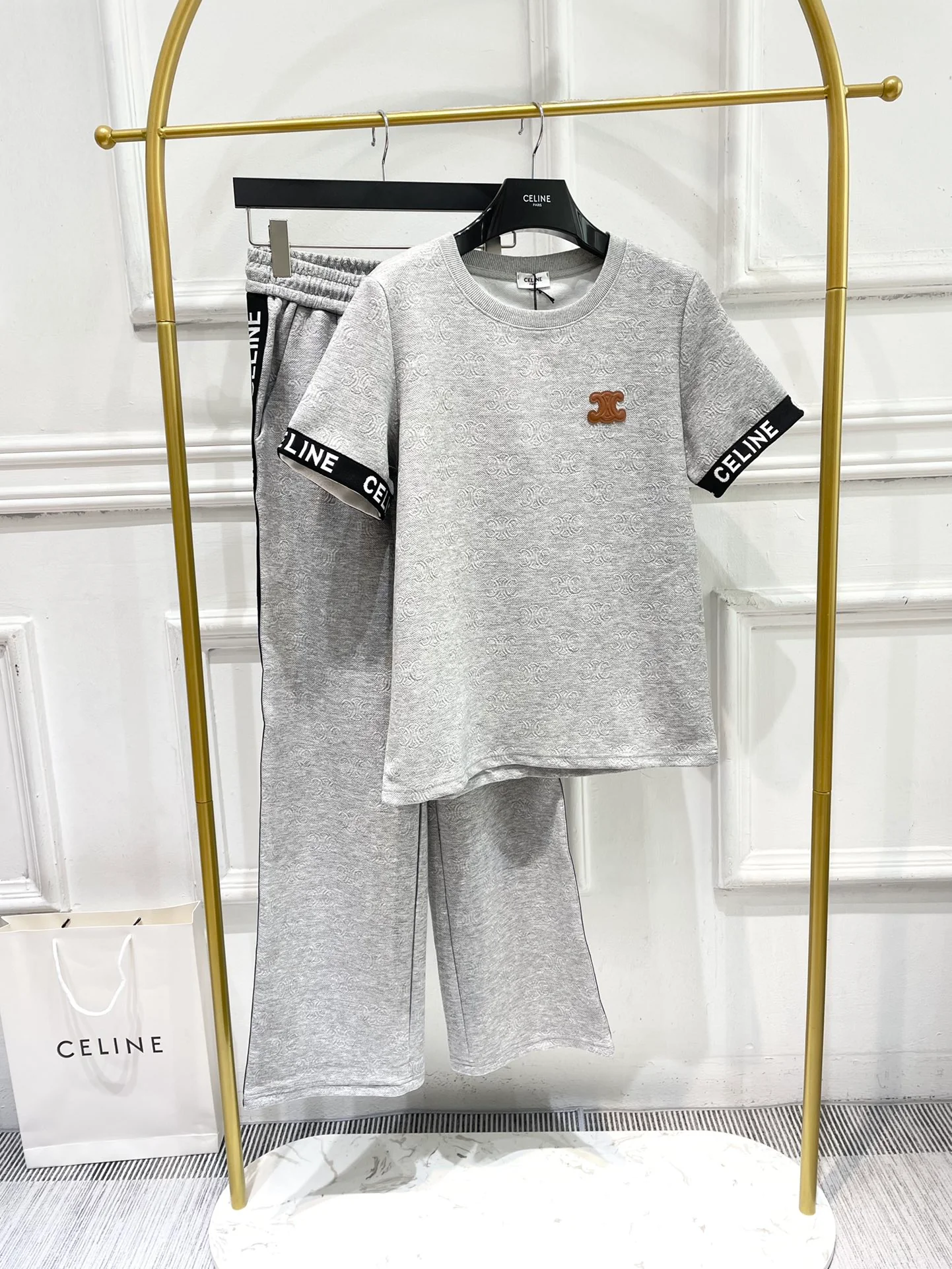 Комплект Celine-2403: футболка с коротким рукавом и повседневные брюки с тисненым узором ?Триумфальная арка? — серый.